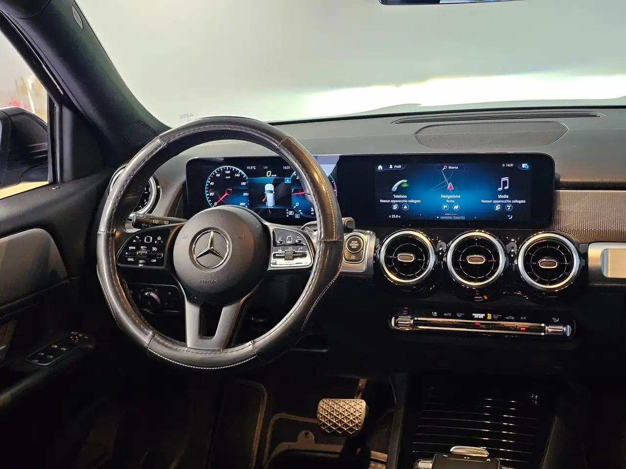 Mercedes-Benz GLB 180 D Business 10