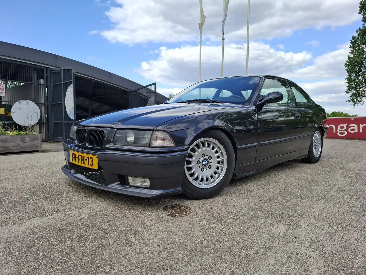 BMW 318 318is - 1