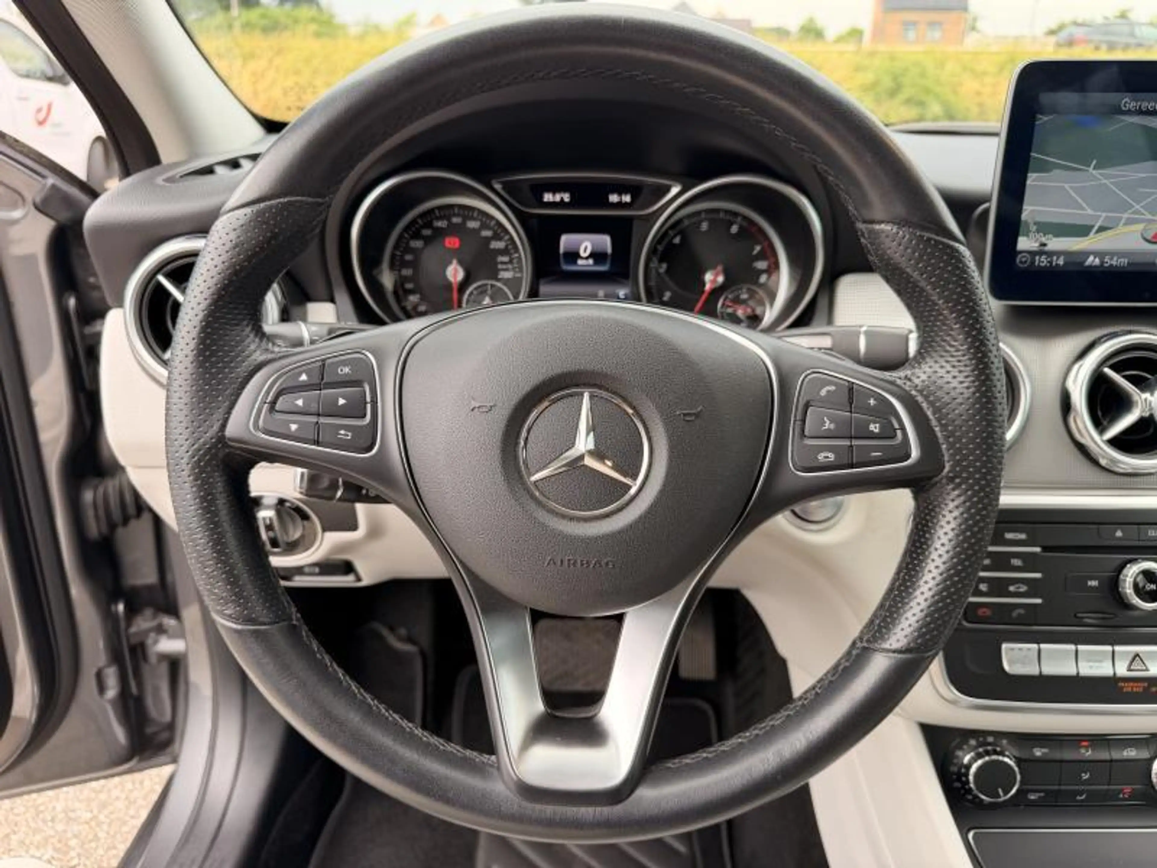 Mercedes-Benz GLA 180 AUTOMAAT - LEDER - LED — photo 15
