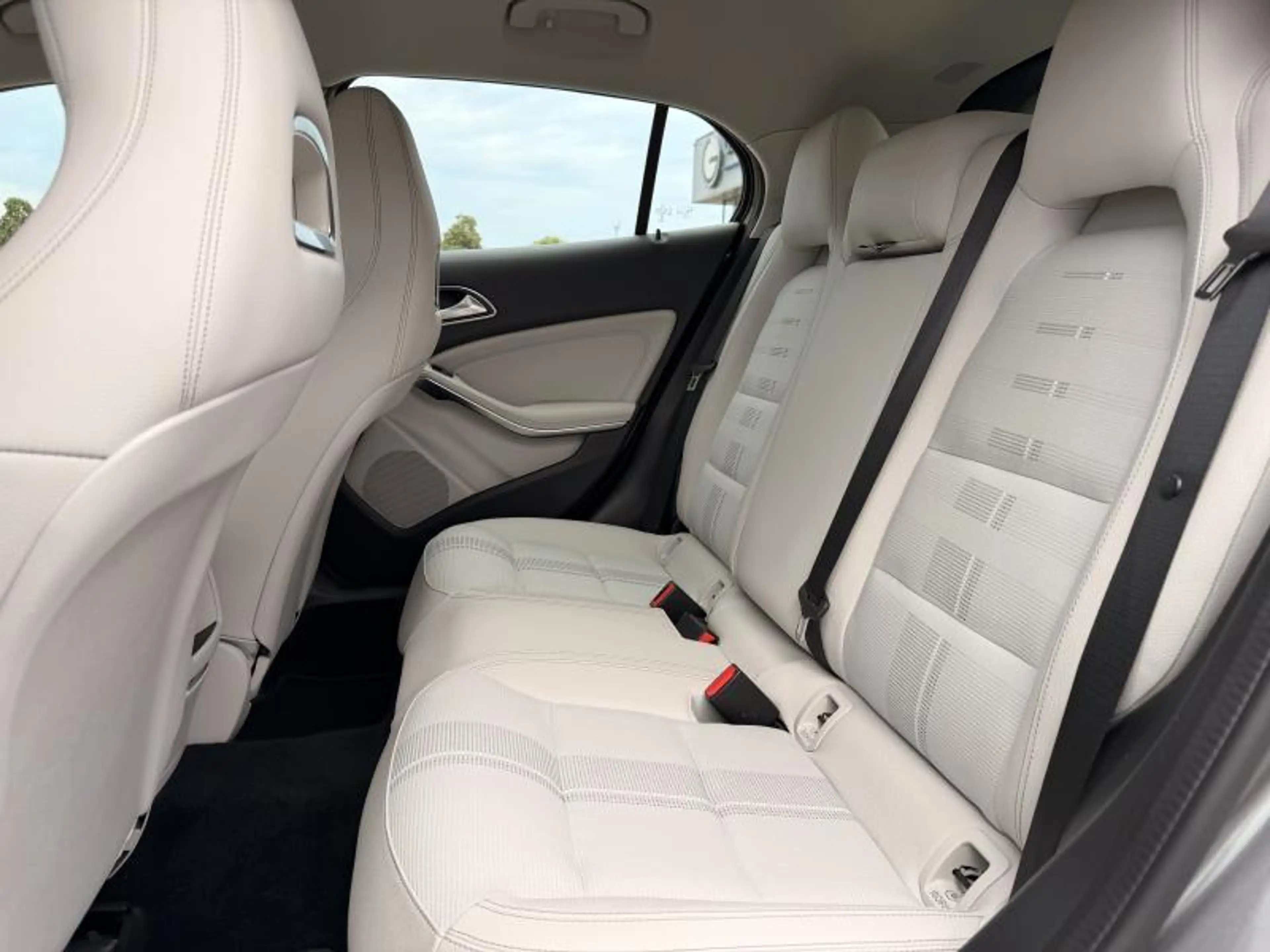 Mercedes-Benz GLA 180 AUTOMAAT - LEDER - LED — photo 14
