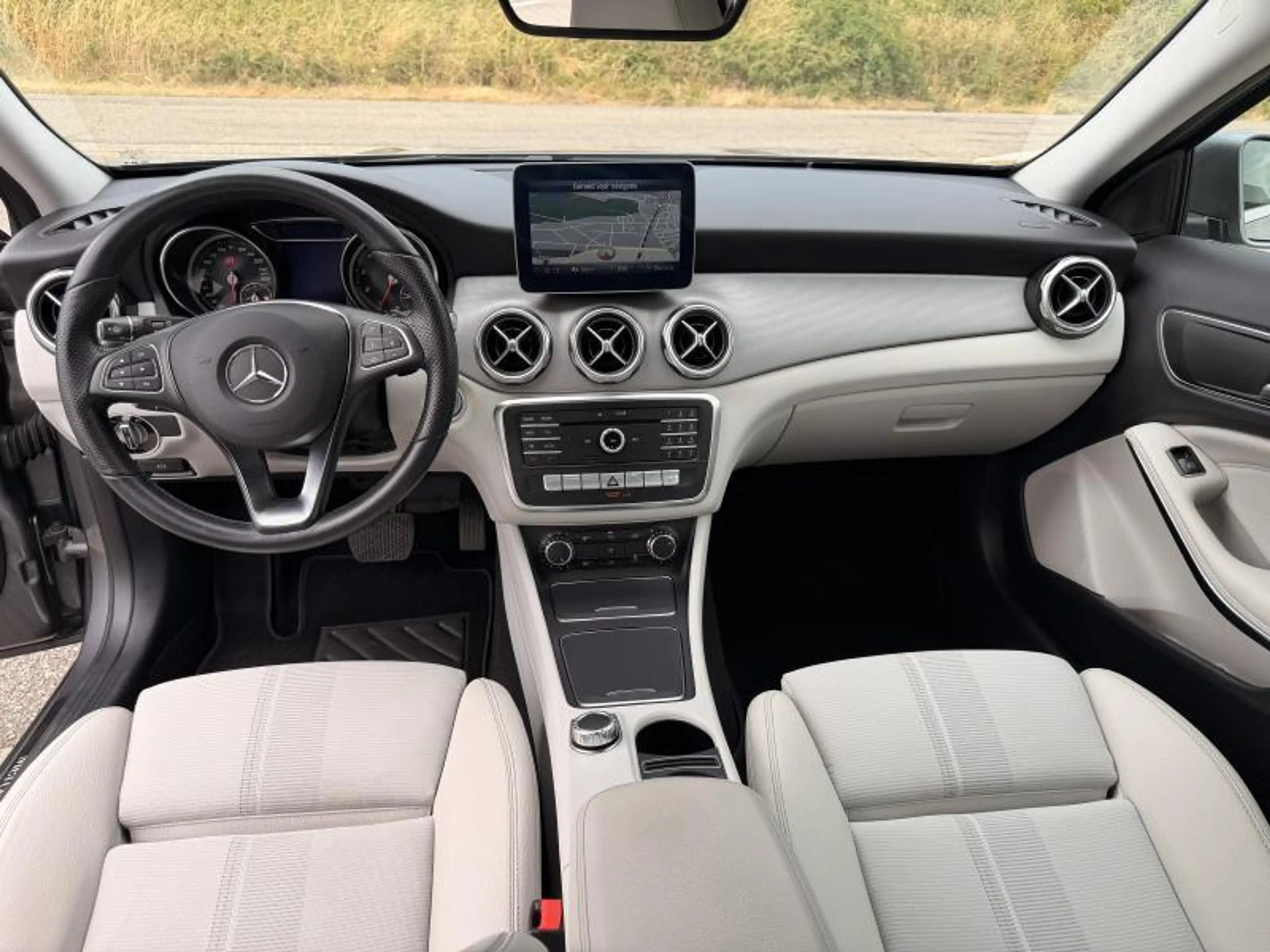 Mercedes-Benz GLA 180 AUTOMAAT - LEDER - LED — photo 3