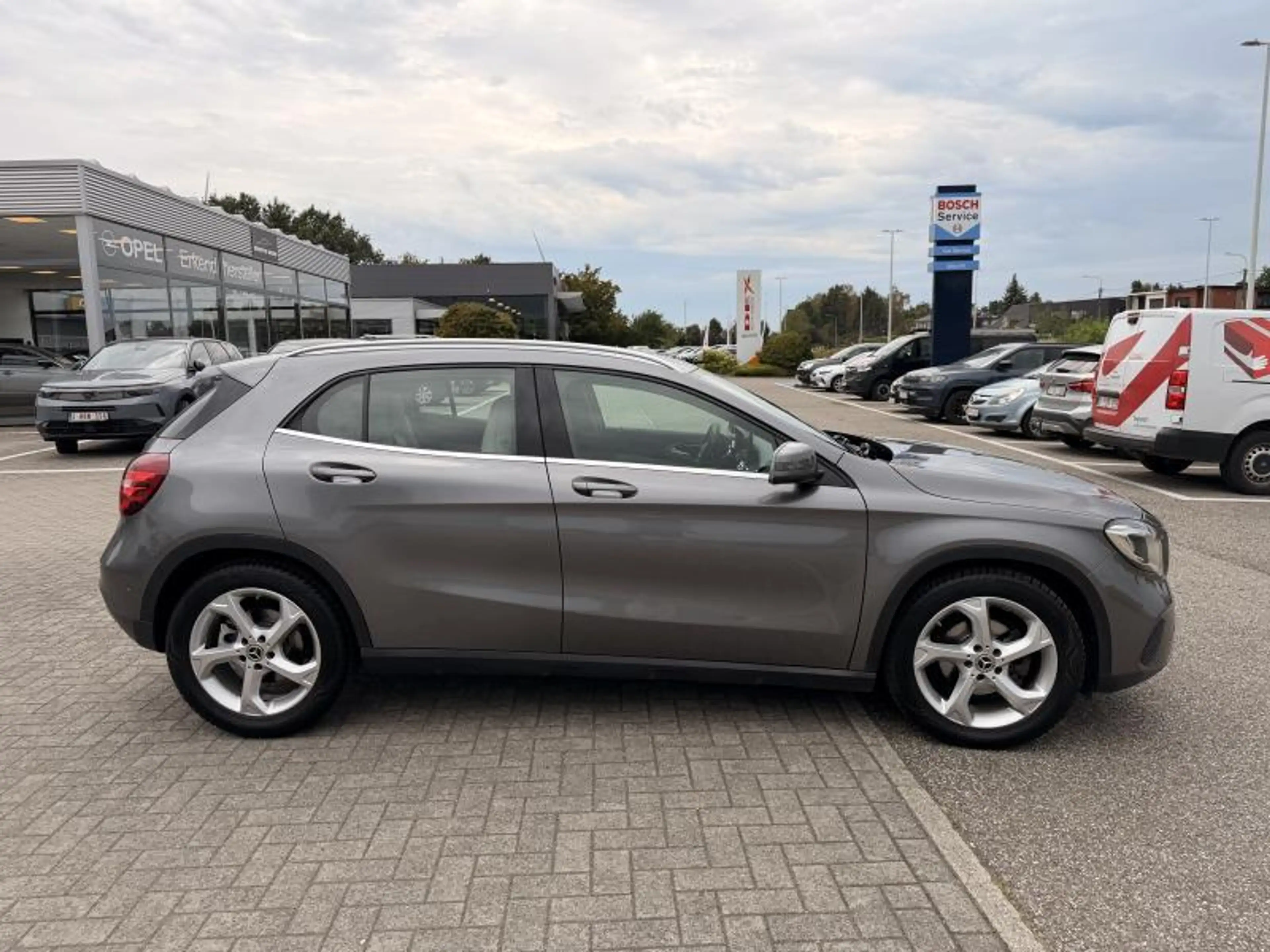 Mercedes-Benz GLA 180 AUTOMAAT - LEDER - LED — photo 9