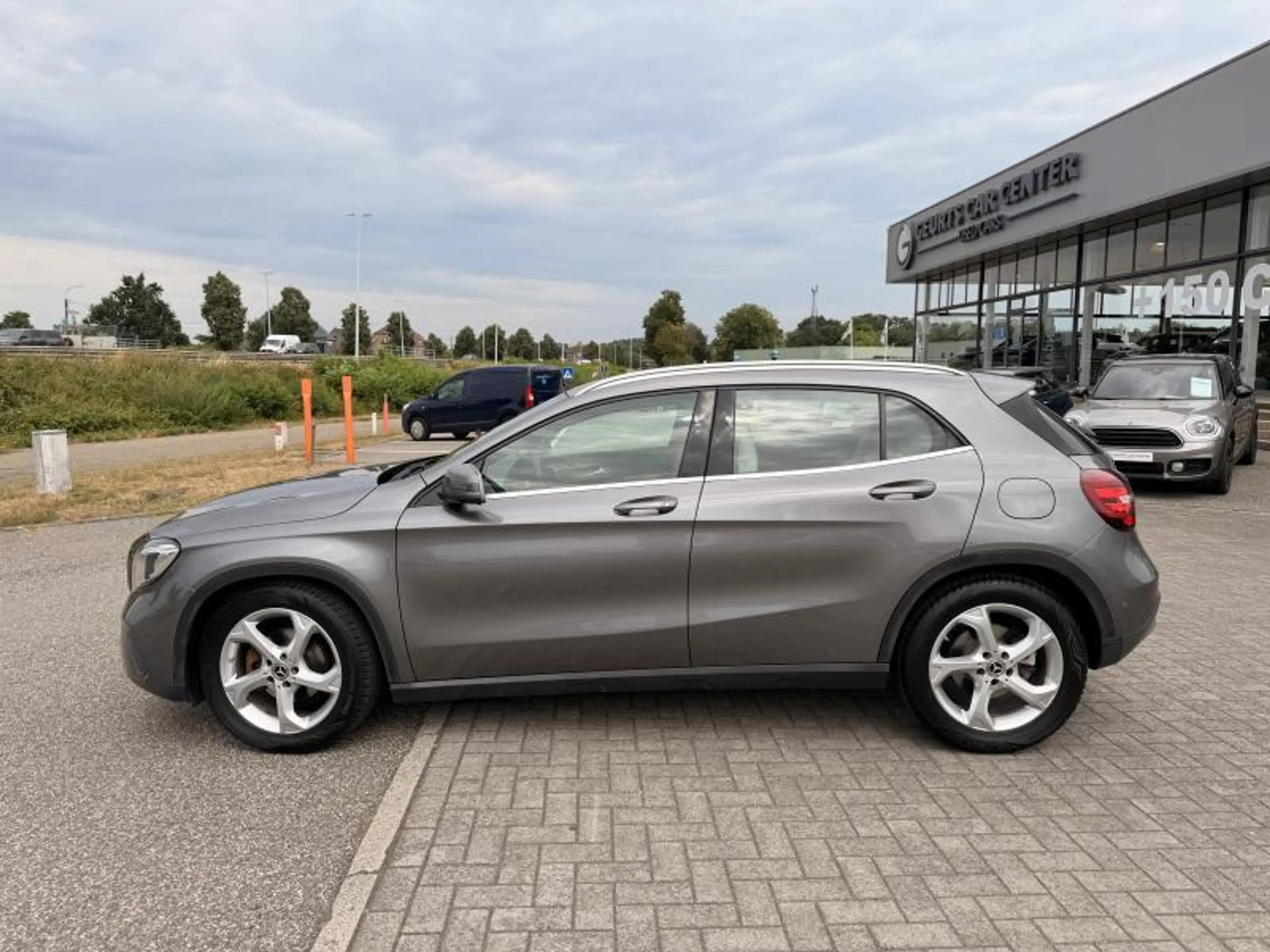 Mercedes-Benz GLA 180 AUTOMAAT - LEDER - LED — photo 4