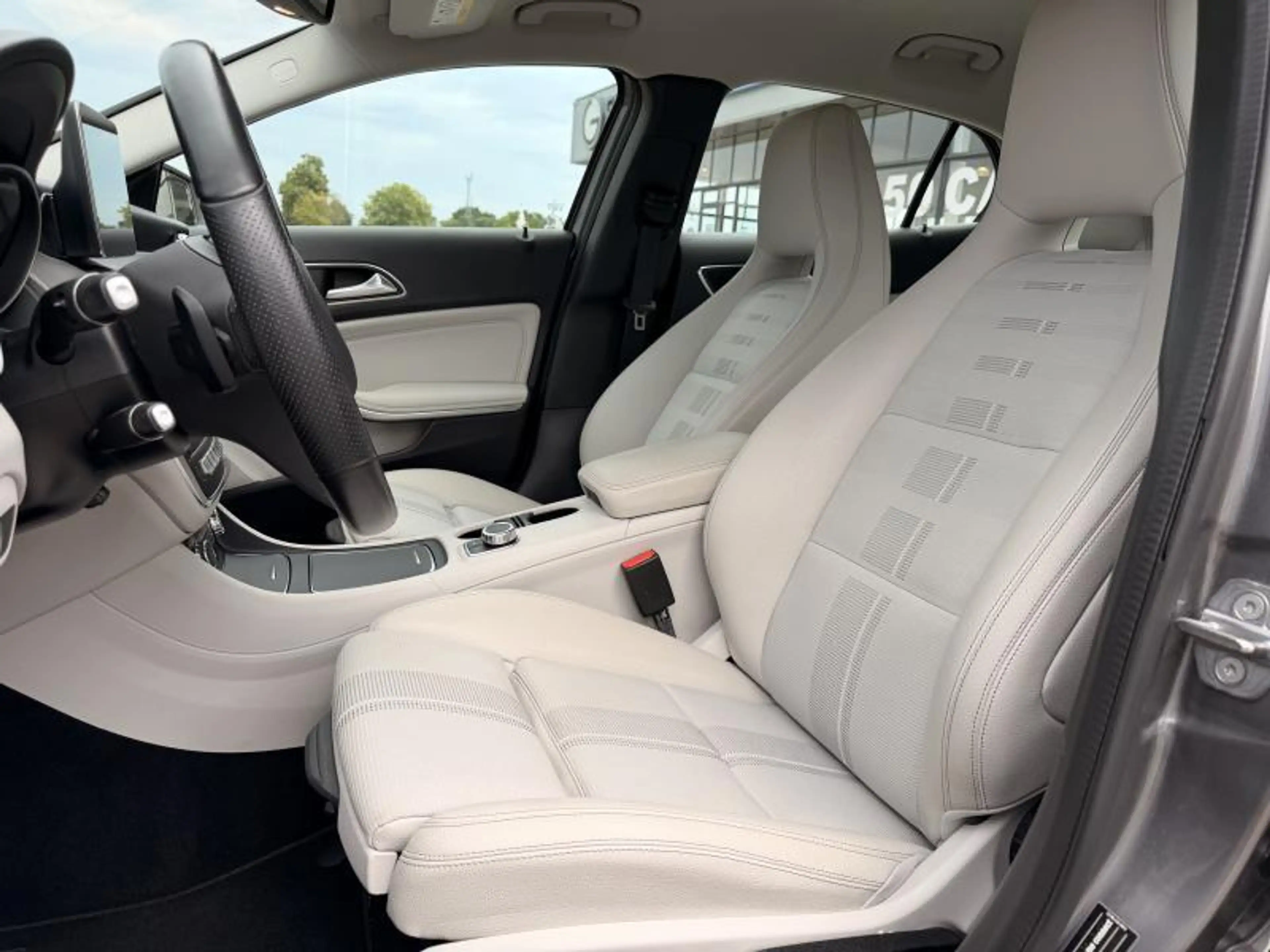 Mercedes-Benz GLA 180 AUTOMAAT - LEDER - LED — photo 13