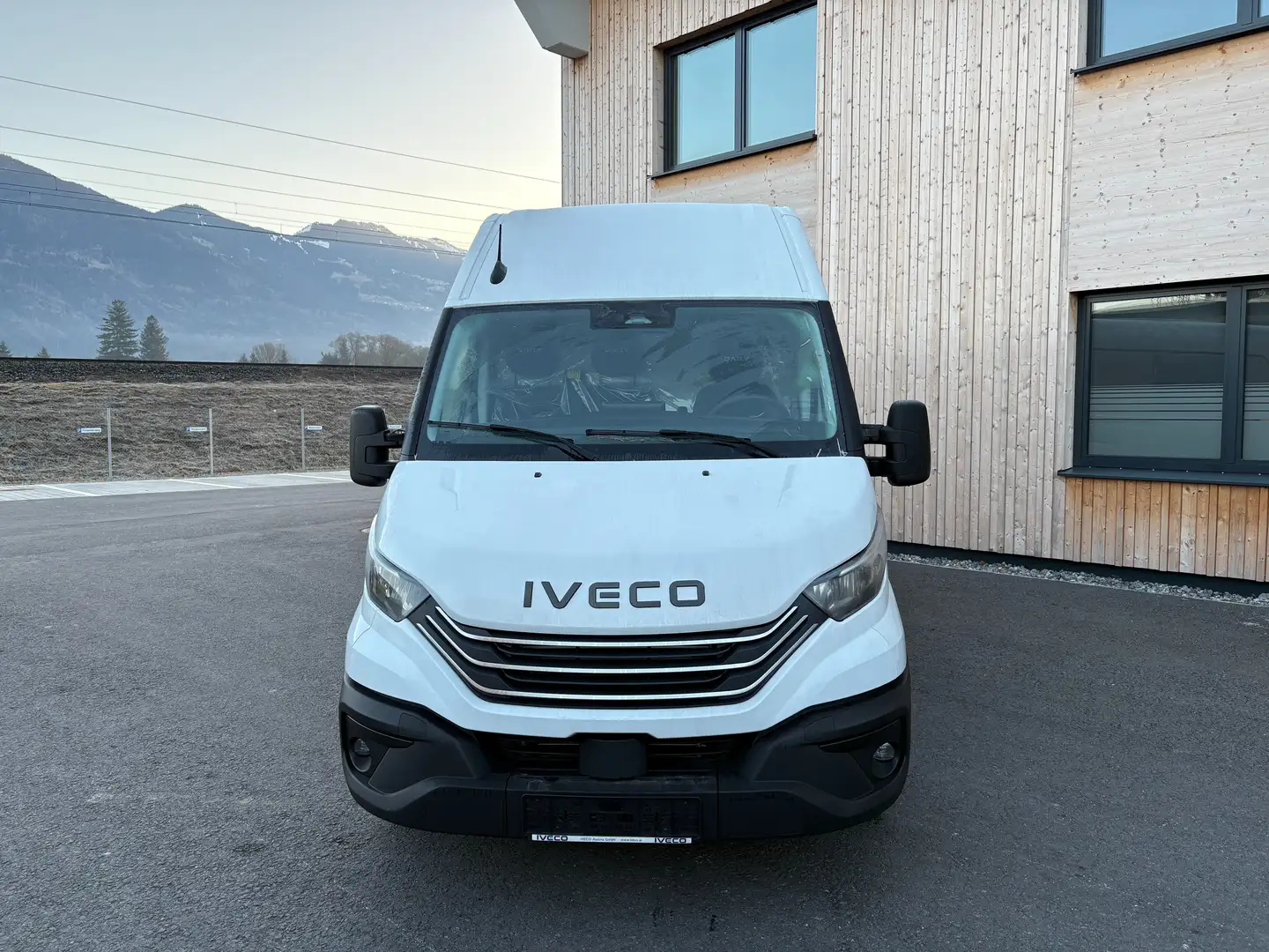 Iveco Daily 35S14HA8 V Kastenwagen Weiß - 2