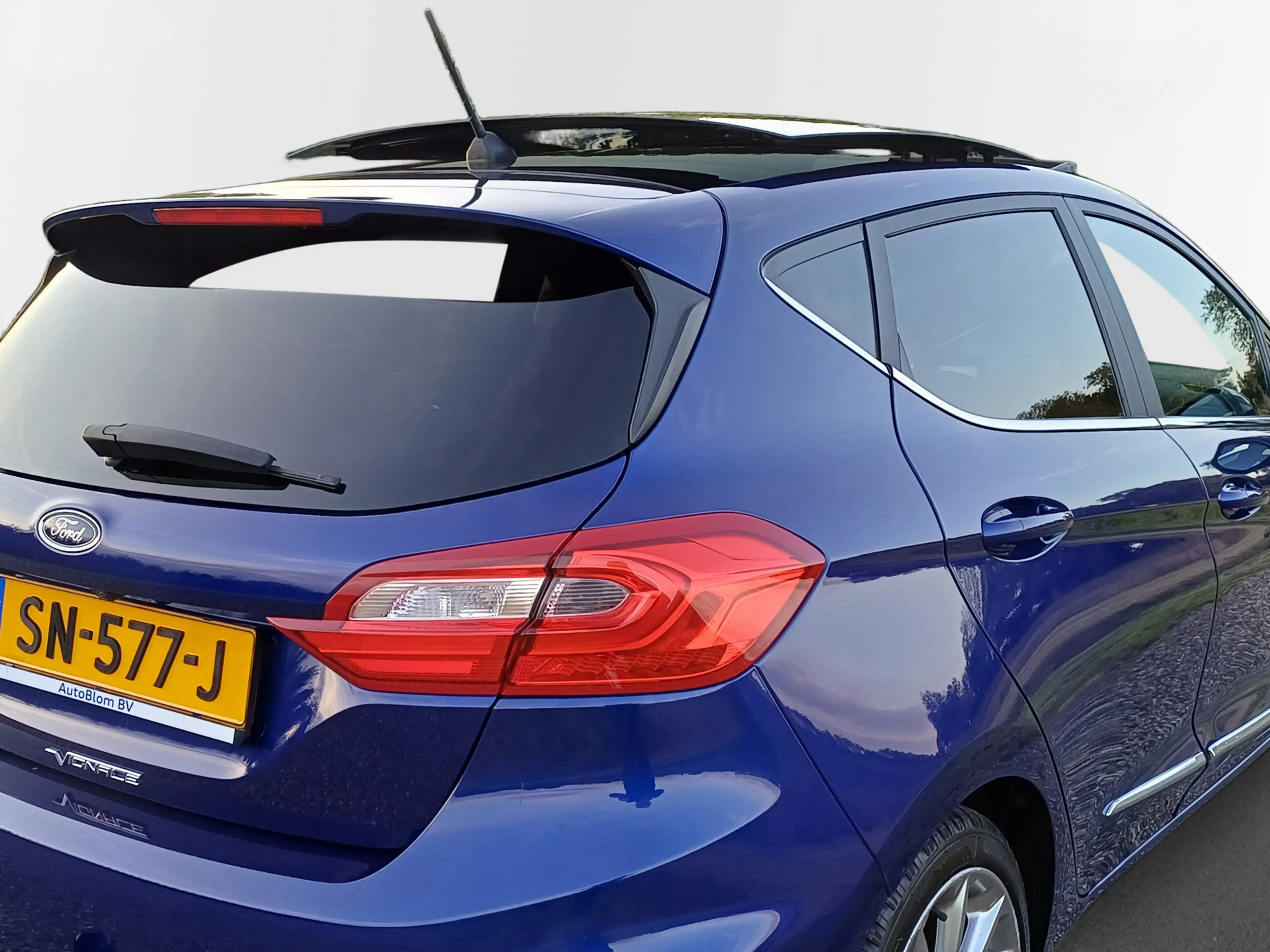 Ford Fiesta 1.0 EcoBoost Vignale /Pano/B&O/Trekh/Camera/Navi/L — photo 13