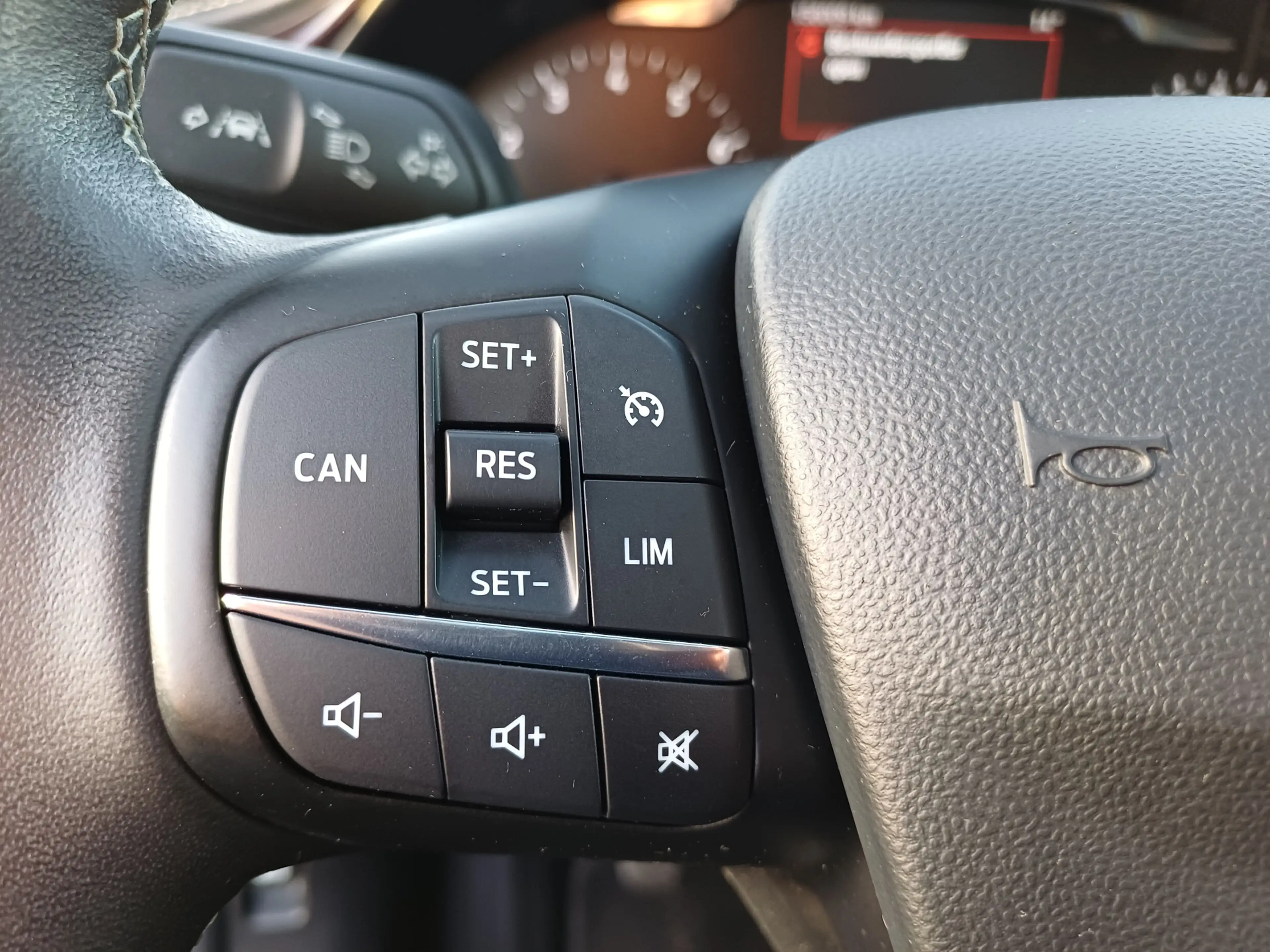 Ford Fiesta 1.0 EcoBoost Vignale /Pano/B&O/Trekh/Camera/Navi/L — photo 38