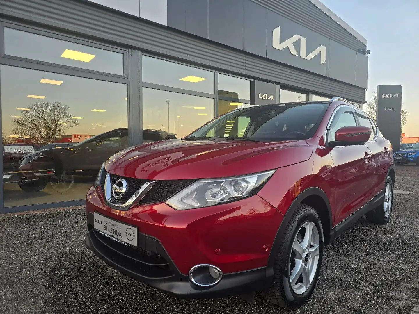 Nissan Qashqai 1.6 dCi AT Tekna Navi 360 AHK abn. Rouge - 2