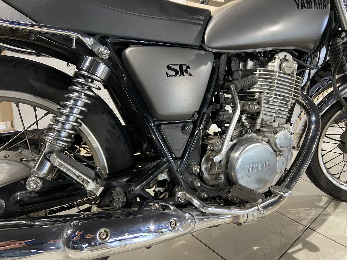 Yamaha SR 400 Gris - 2