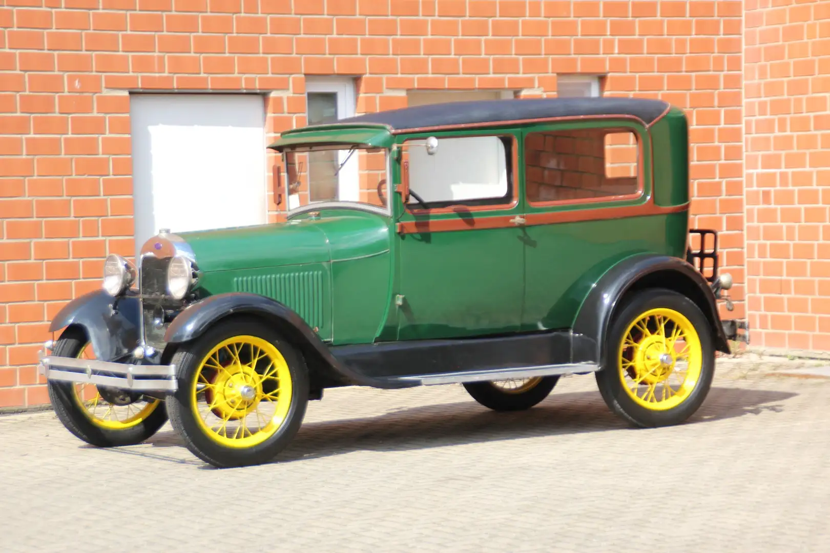 Oldtimer Ford Model A Tudor, Europamodell Grün - 1