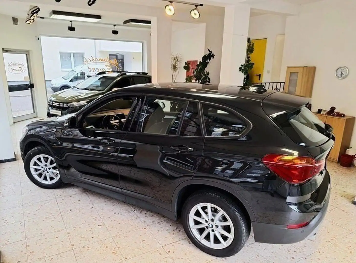 BMW X1 sDrive 18 i Automatik Schiebedach Navi Garantie Noir - 2