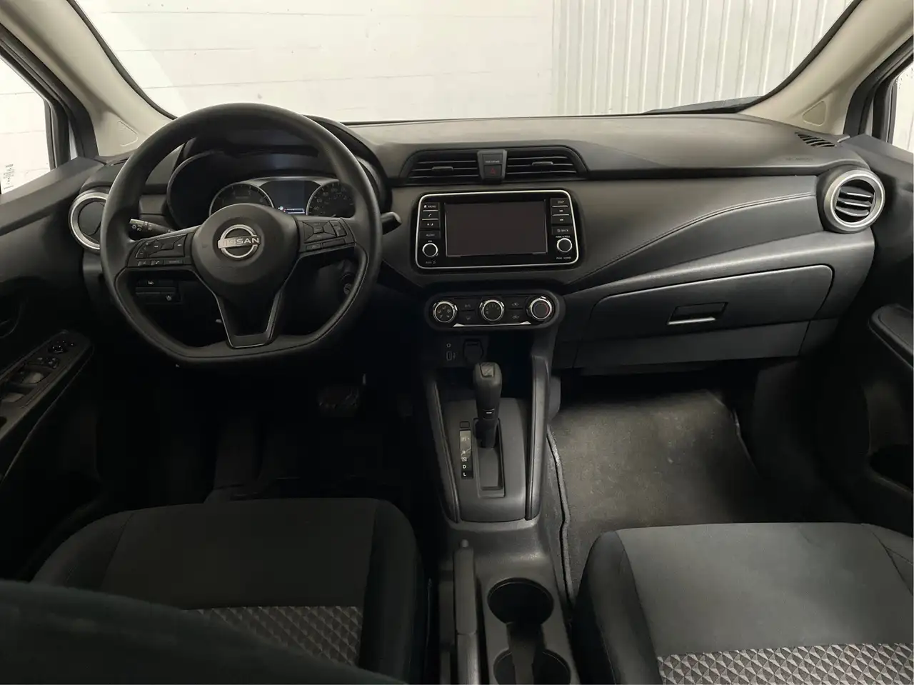 Nissan Versa снимка Nissan Versa