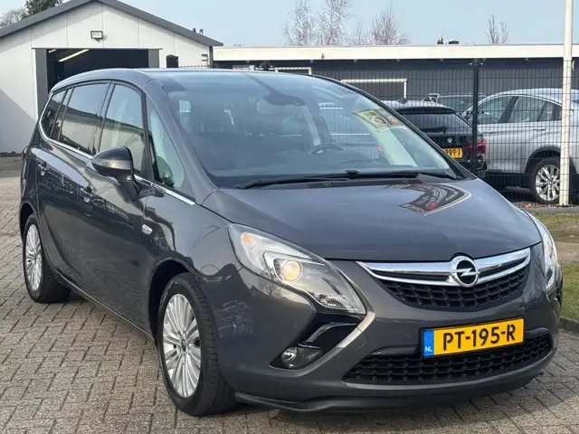 Opel Zafira Tourer view 3