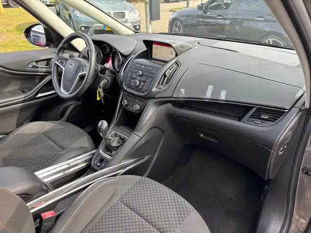 Opel Zafira Tourer view 10