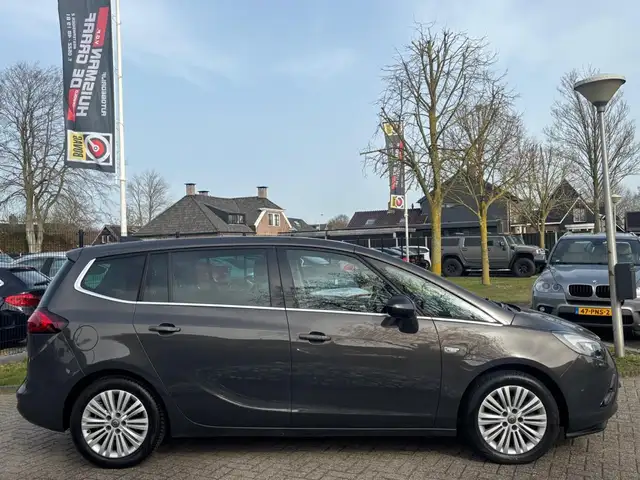 Opel Zafira Tourer view 4