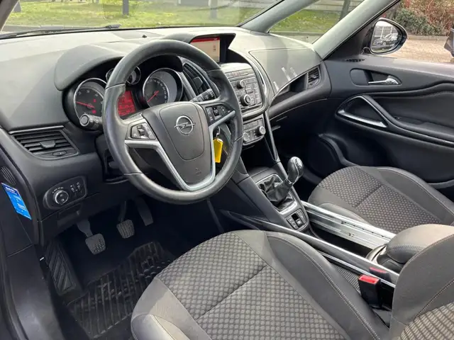 Opel Zafira Tourer view 12