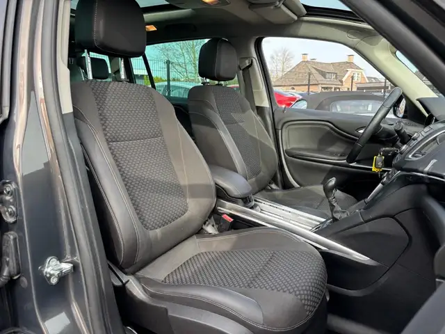 Opel Zafira Tourer view 11