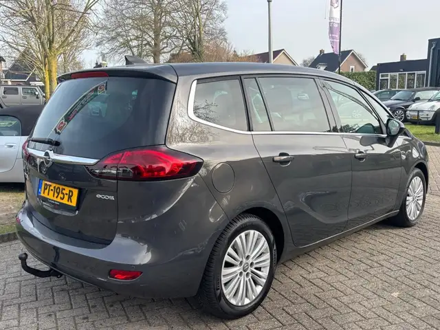 Opel Zafira Tourer view 5