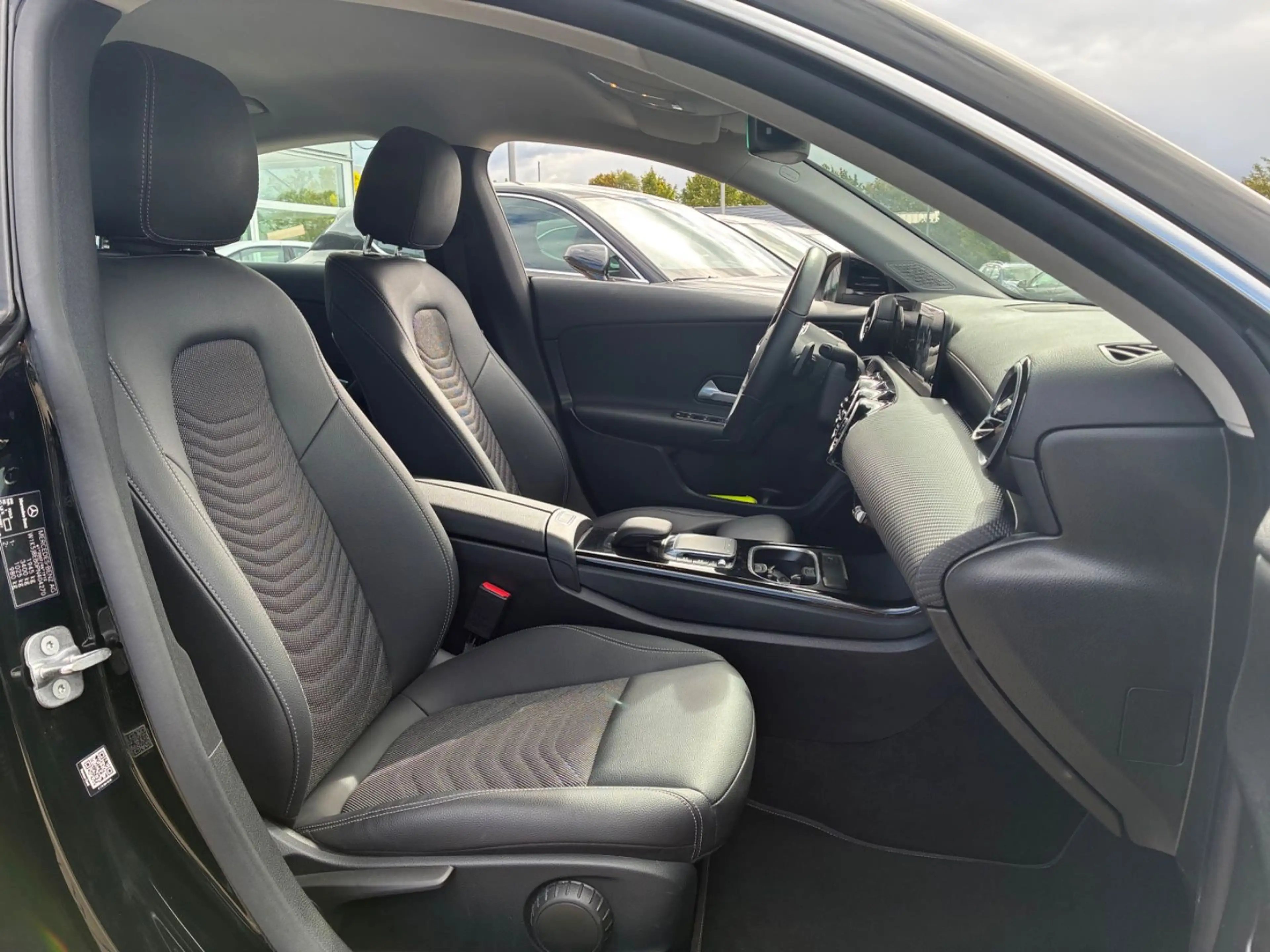 Mercedes-Benz CLA 180 Lim AUT/NAV/LED/Teilleder — photo 12