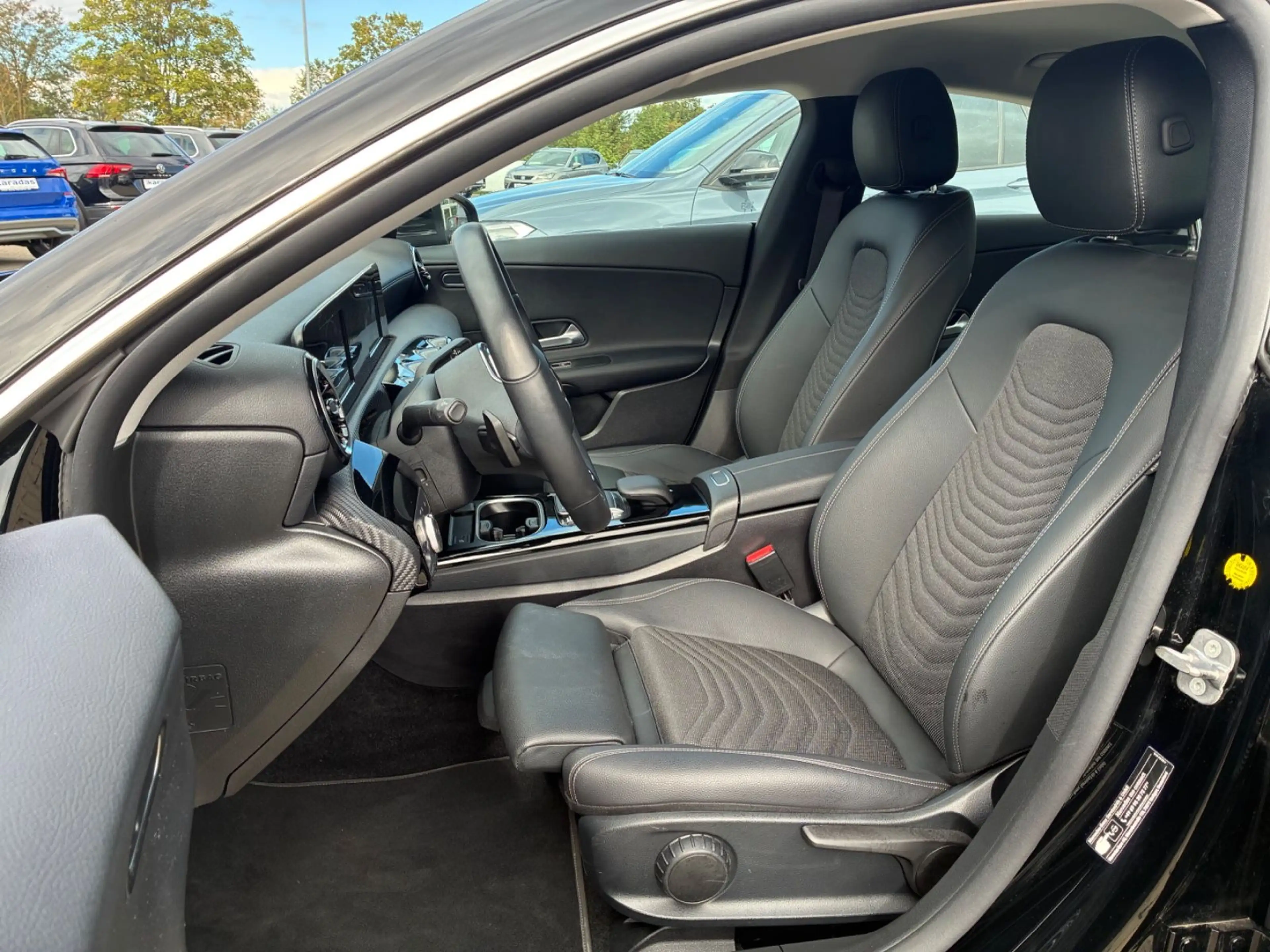 Mercedes-Benz CLA 180 Lim AUT/NAV/LED/Teilleder — photo 9