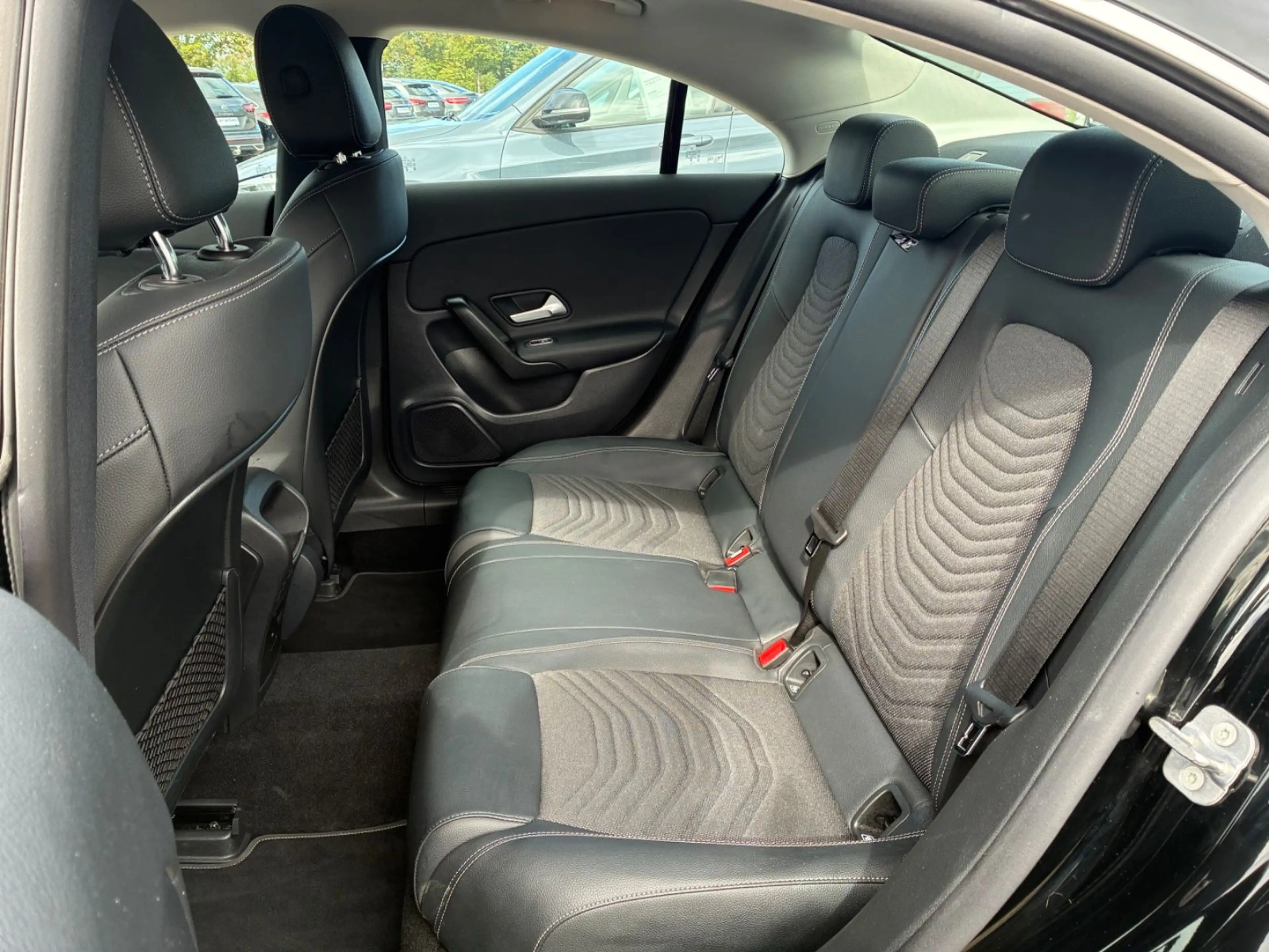 Mercedes-Benz CLA 180 Lim AUT/NAV/LED/Teilleder — photo 13