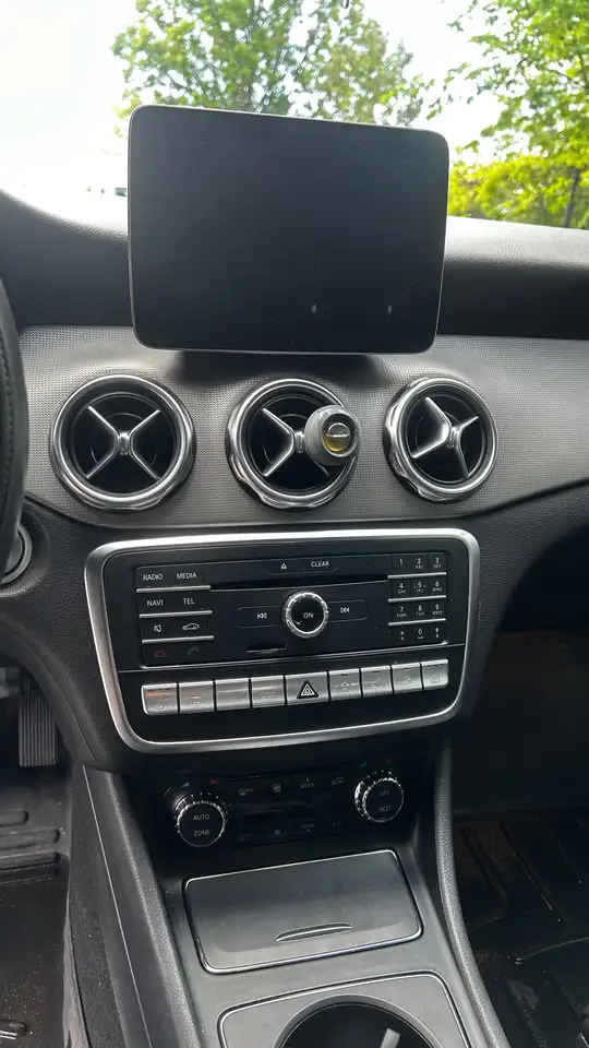 Mercedes-Benz GLA снимка Mercedes-Benz GLA