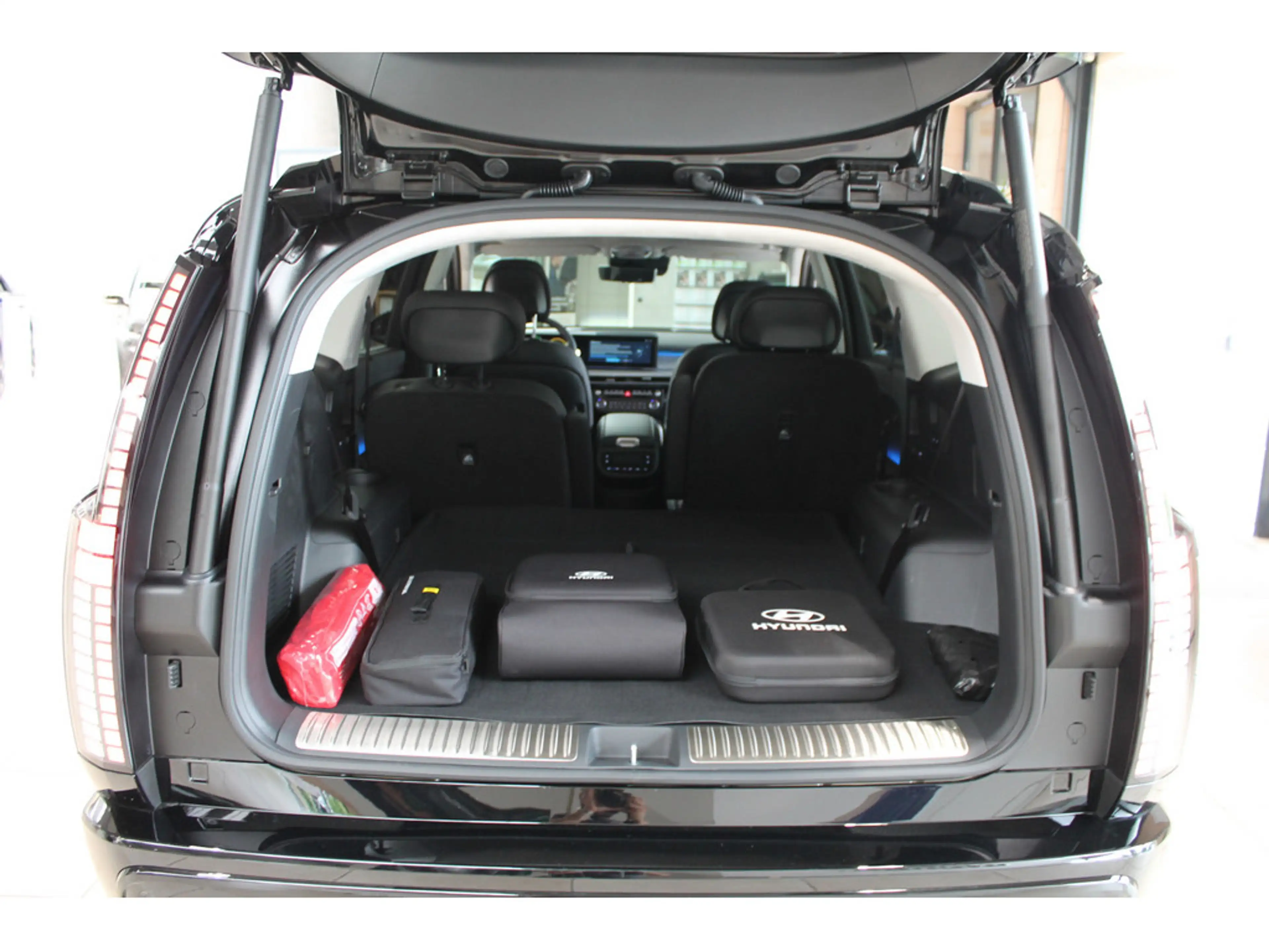 Hyundai IONIQ 9 6-Sitzer UNIQ 110 kWh (307 PS) 4WD Panorama-Glas-Schiebedach, Swivel-Paket — photo 8