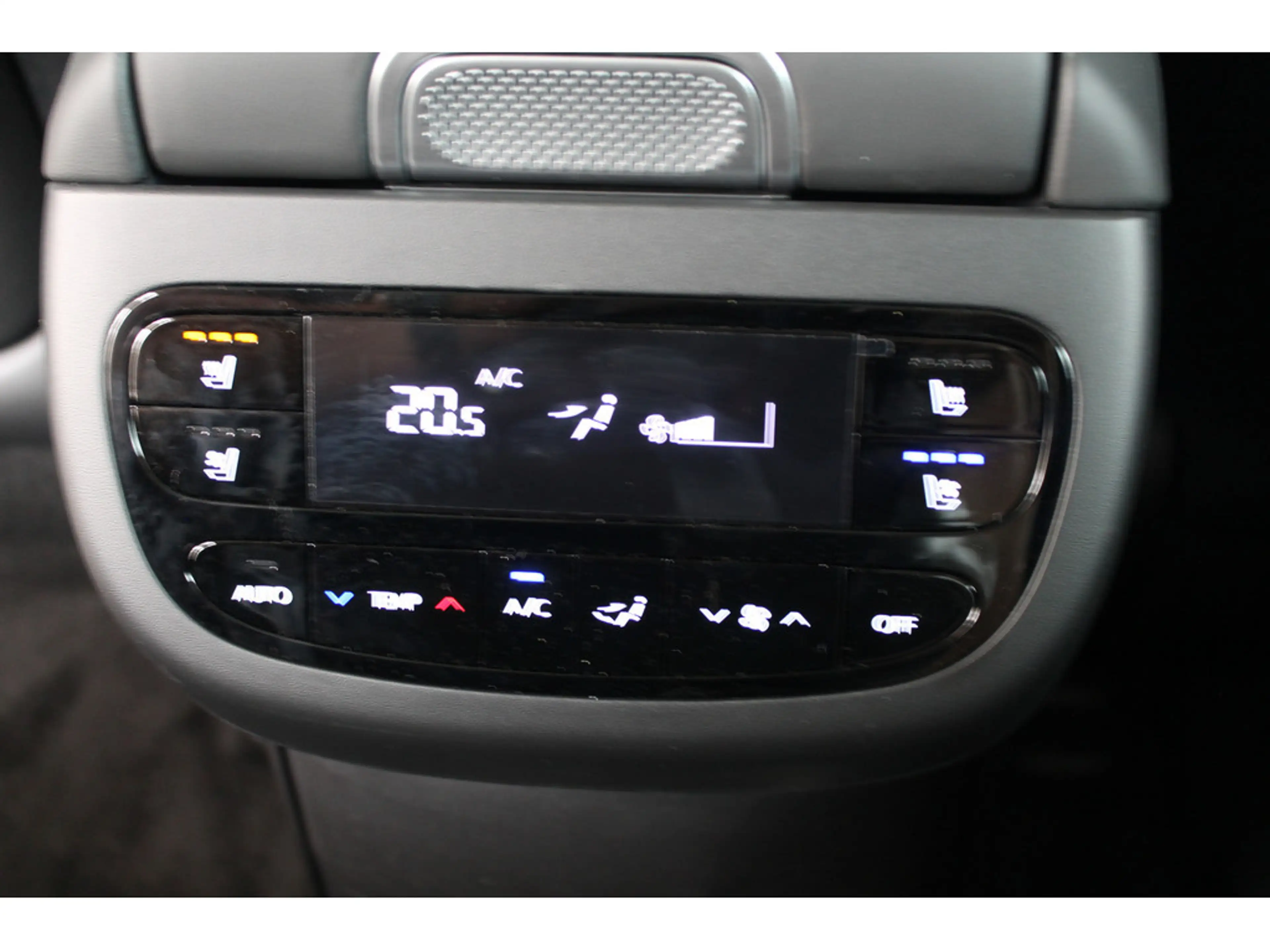 Hyundai IONIQ 9 6-Sitzer UNIQ 110 kWh (307 PS) 4WD Panorama-Glas-Schiebedach, Swivel-Paket — photo 14