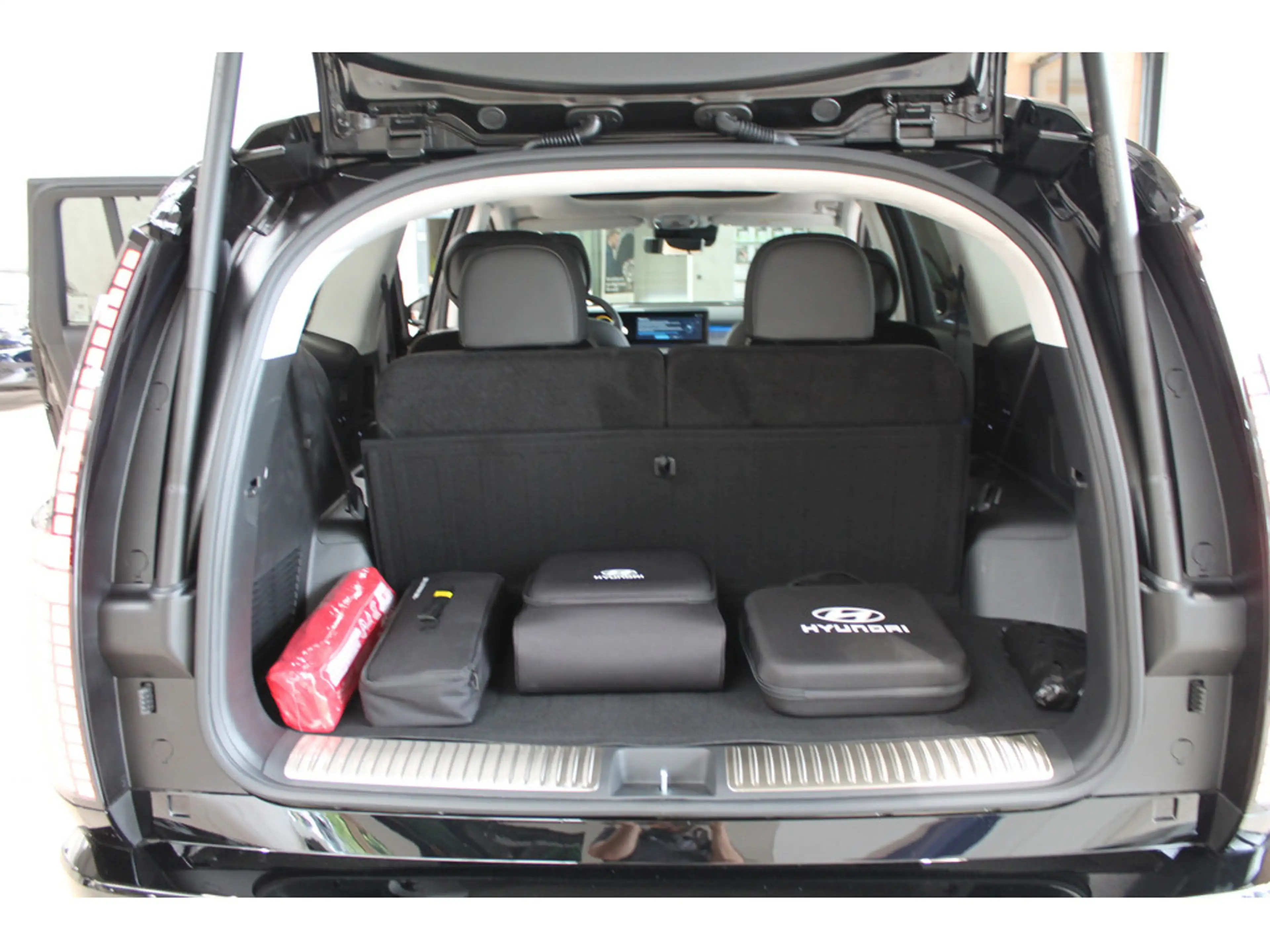 Hyundai IONIQ 9 6-Sitzer UNIQ 110 kWh (307 PS) 4WD Panorama-Glas-Schiebedach, Swivel-Paket — photo 11