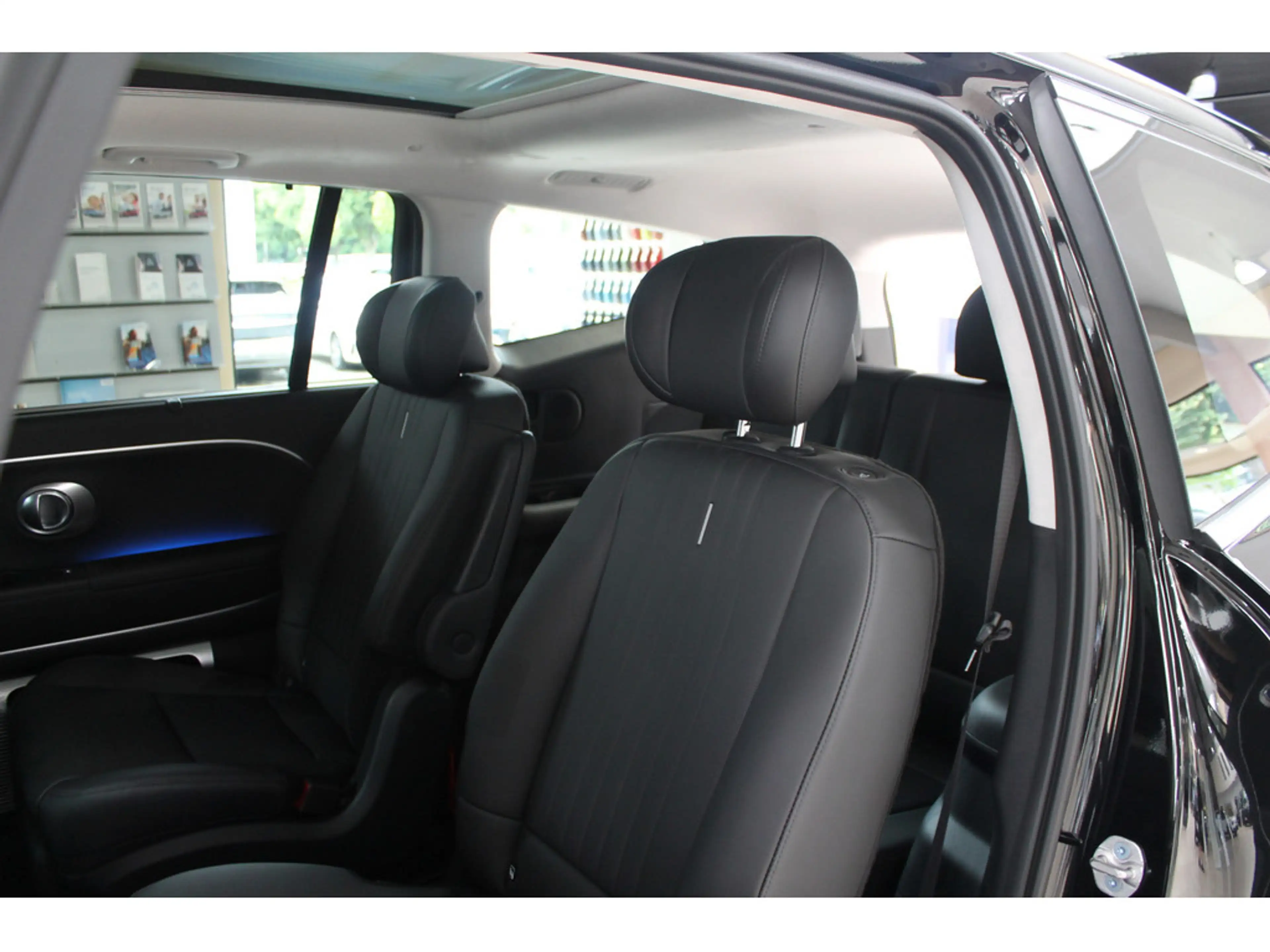 Hyundai IONIQ 9 6-Sitzer UNIQ 110 kWh (307 PS) 4WD Panorama-Glas-Schiebedach, Swivel-Paket — photo 12