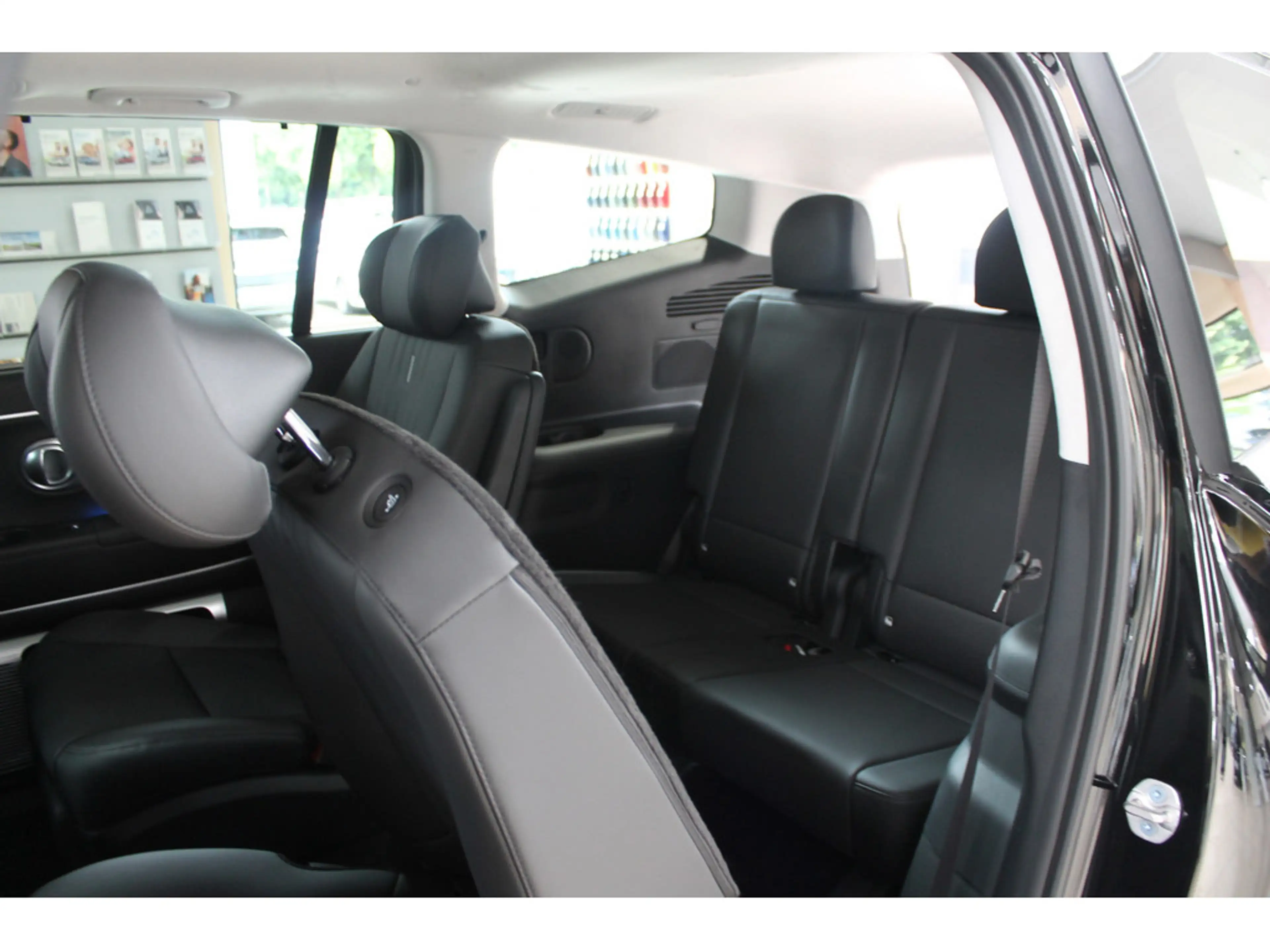 Hyundai IONIQ 9 6-Sitzer UNIQ 110 kWh (307 PS) 4WD Panorama-Glas-Schiebedach, Swivel-Paket — photo 13