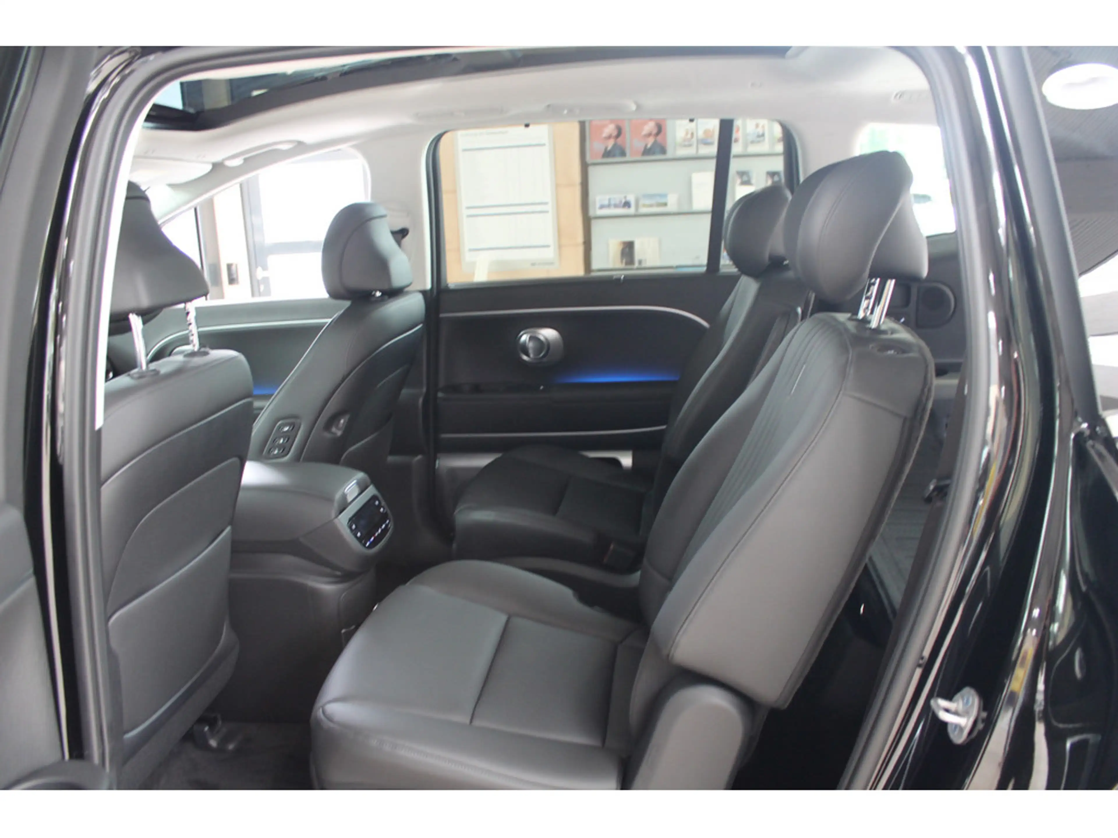 Hyundai IONIQ 9 6-Sitzer UNIQ 110 kWh (307 PS) 4WD Panorama-Glas-Schiebedach, Swivel-Paket — photo 10