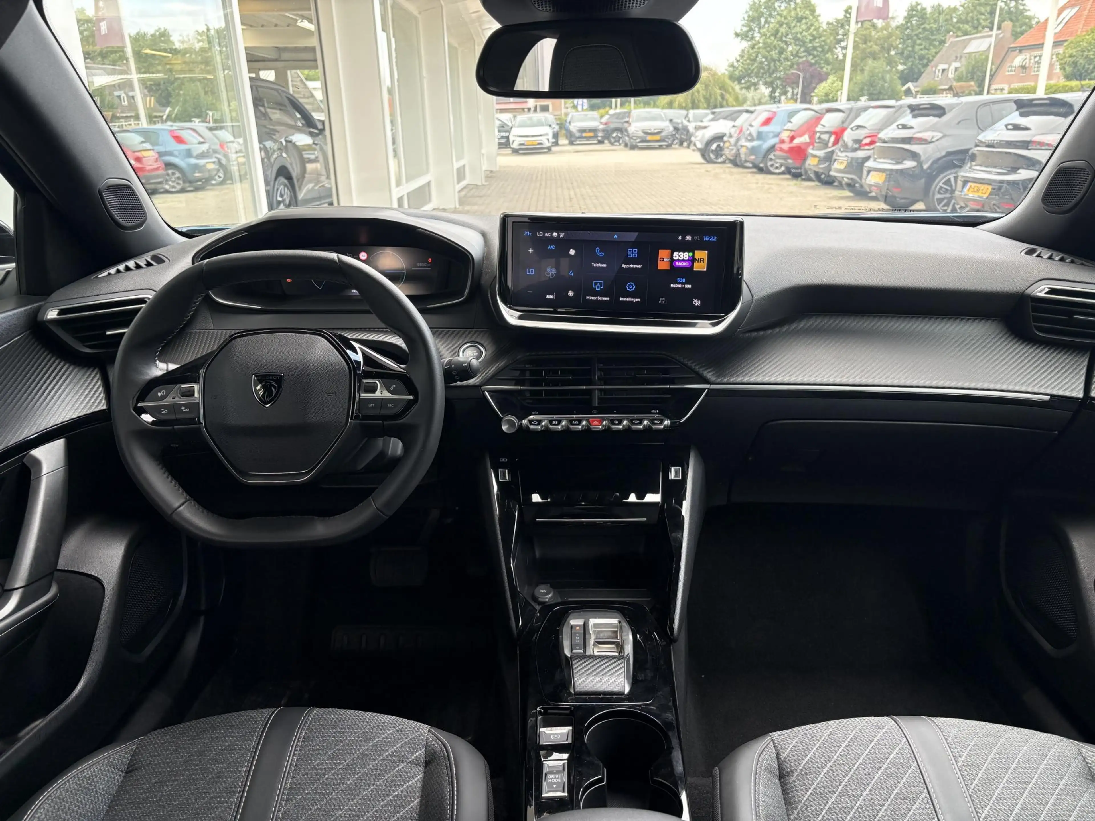 Peugeot e-2008 EV Allure 54 kWh | tot 406km WLTP range | Parkeers — photo 7