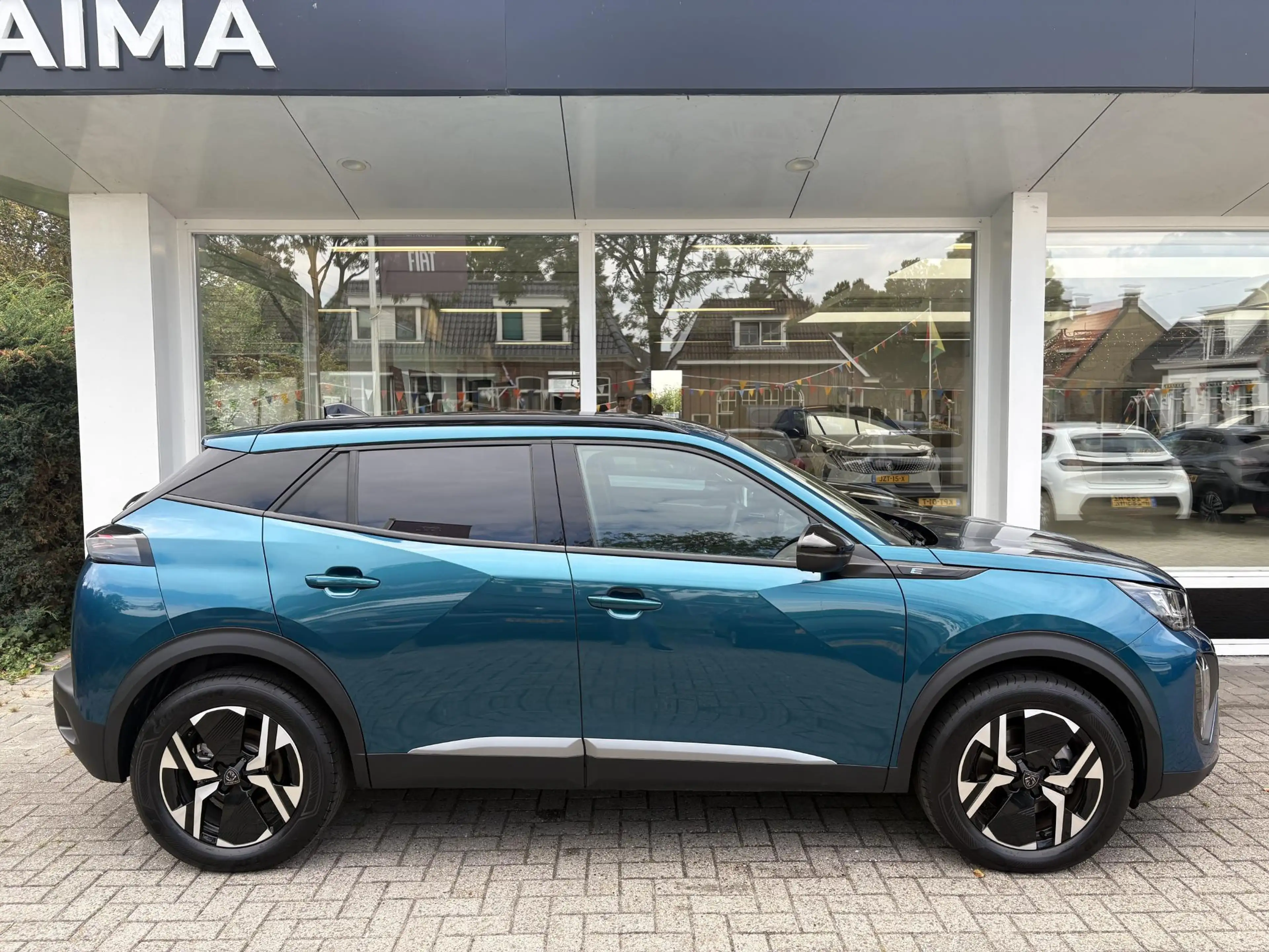 Peugeot e-2008 EV Allure 54 kWh | tot 406km WLTP range | Parkeers — photo 2