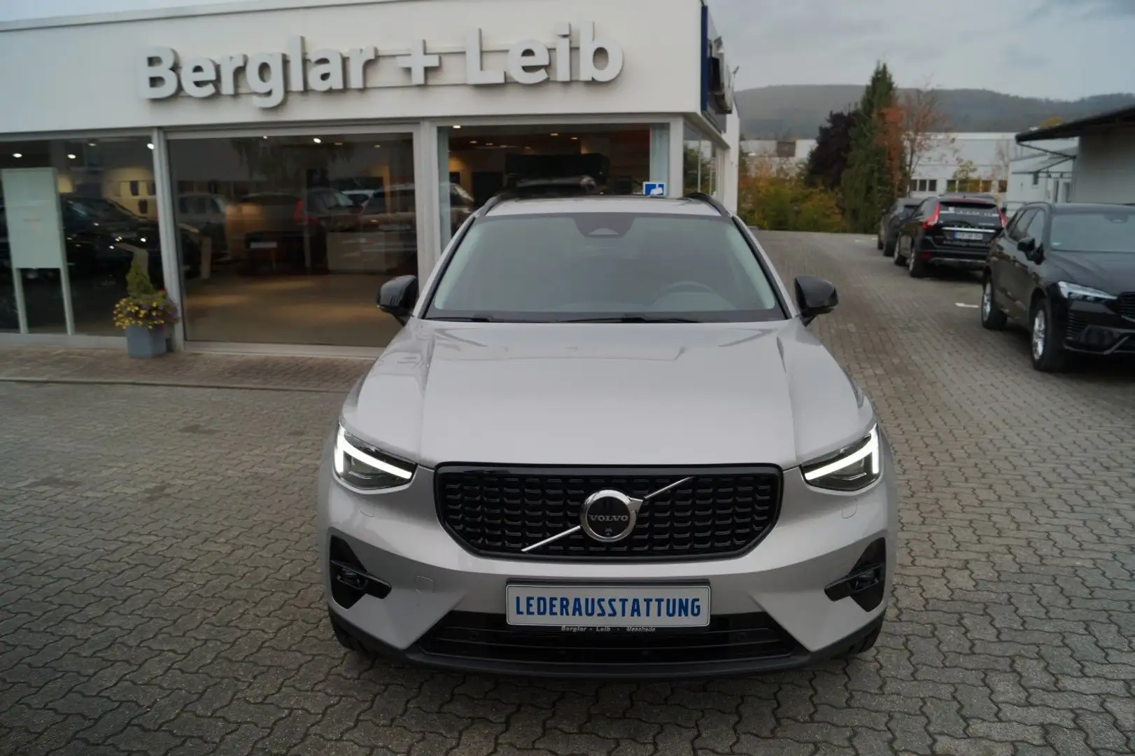 Volvo XC40 B4 Benzin 2WD Ultra Dark DKG/AHK/Pixel/360° Argent - 1