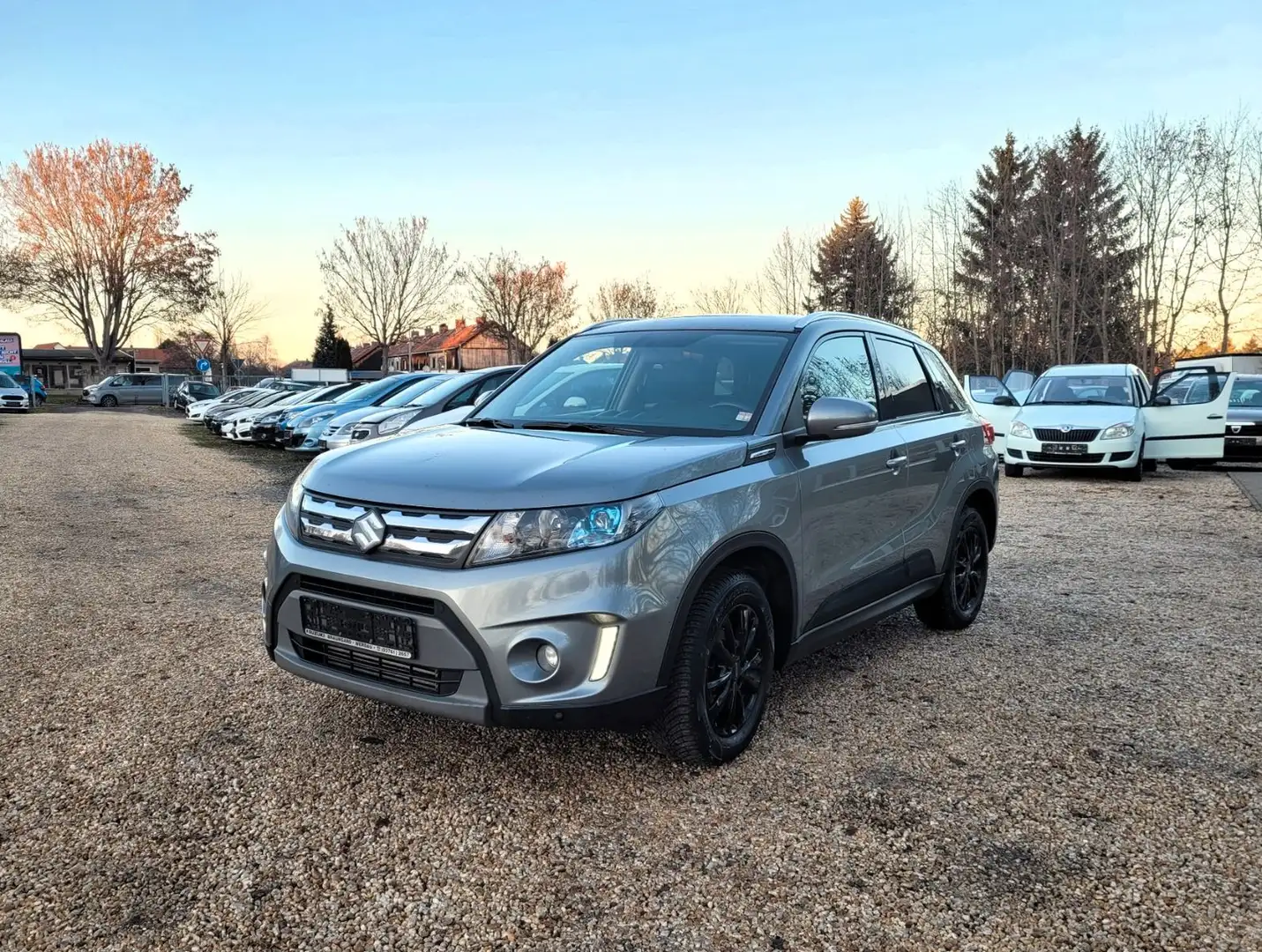 Suzuki Vitara 1.6 DDiS Comfort+ 4x4*Navi*R-Cam*LMF*Pano Grau - 1
