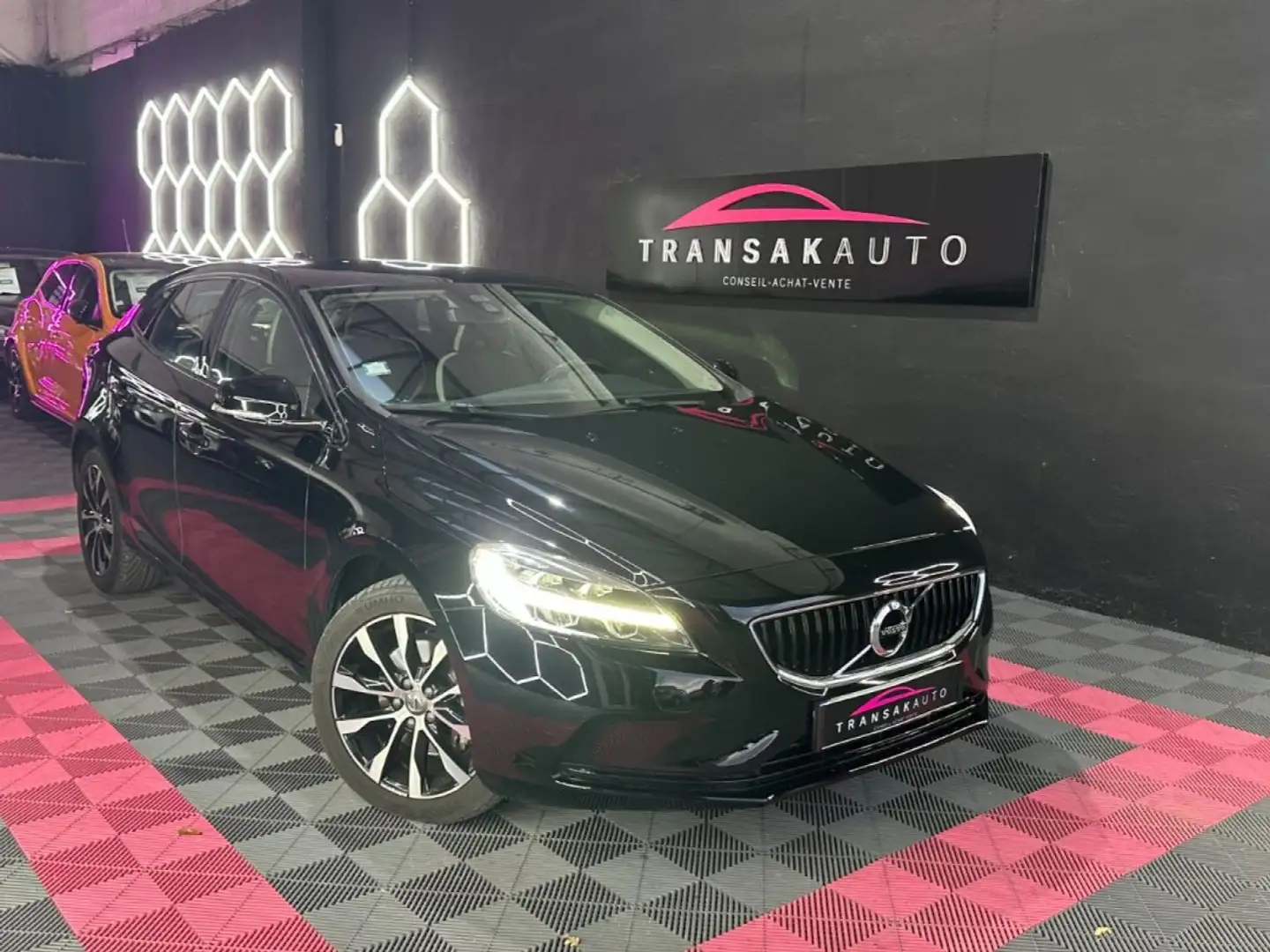 Volvo V40 T2 2.0 122 ch Édition BVM6 ~ Toit panoramique ~ Radar AR ~ Feux full LED ~ Bluetooth ~ Noir - 1