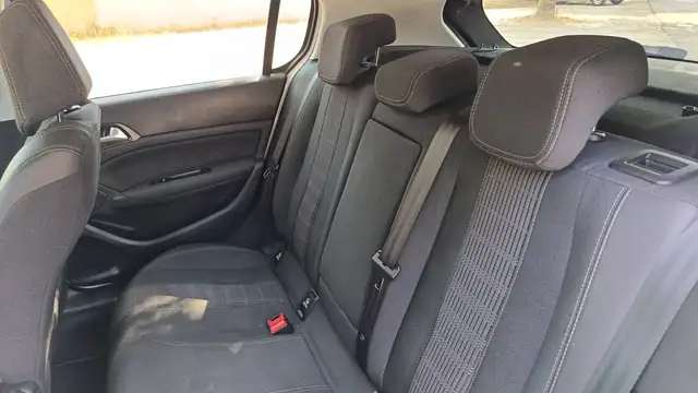 Peugeot 308 view 9
