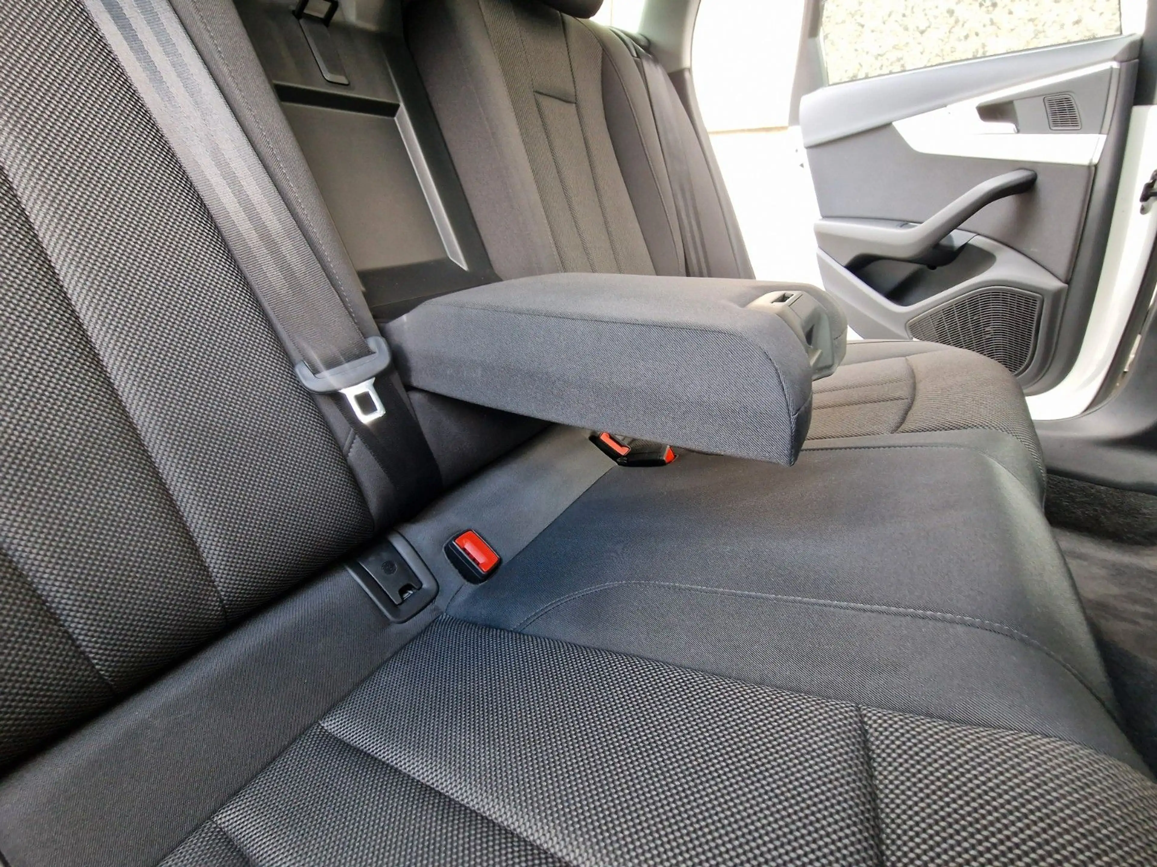 Audi A4 35 TDI S tronic Sportpaket/1HAND/HUD/VIRTUAL+ — photo 16