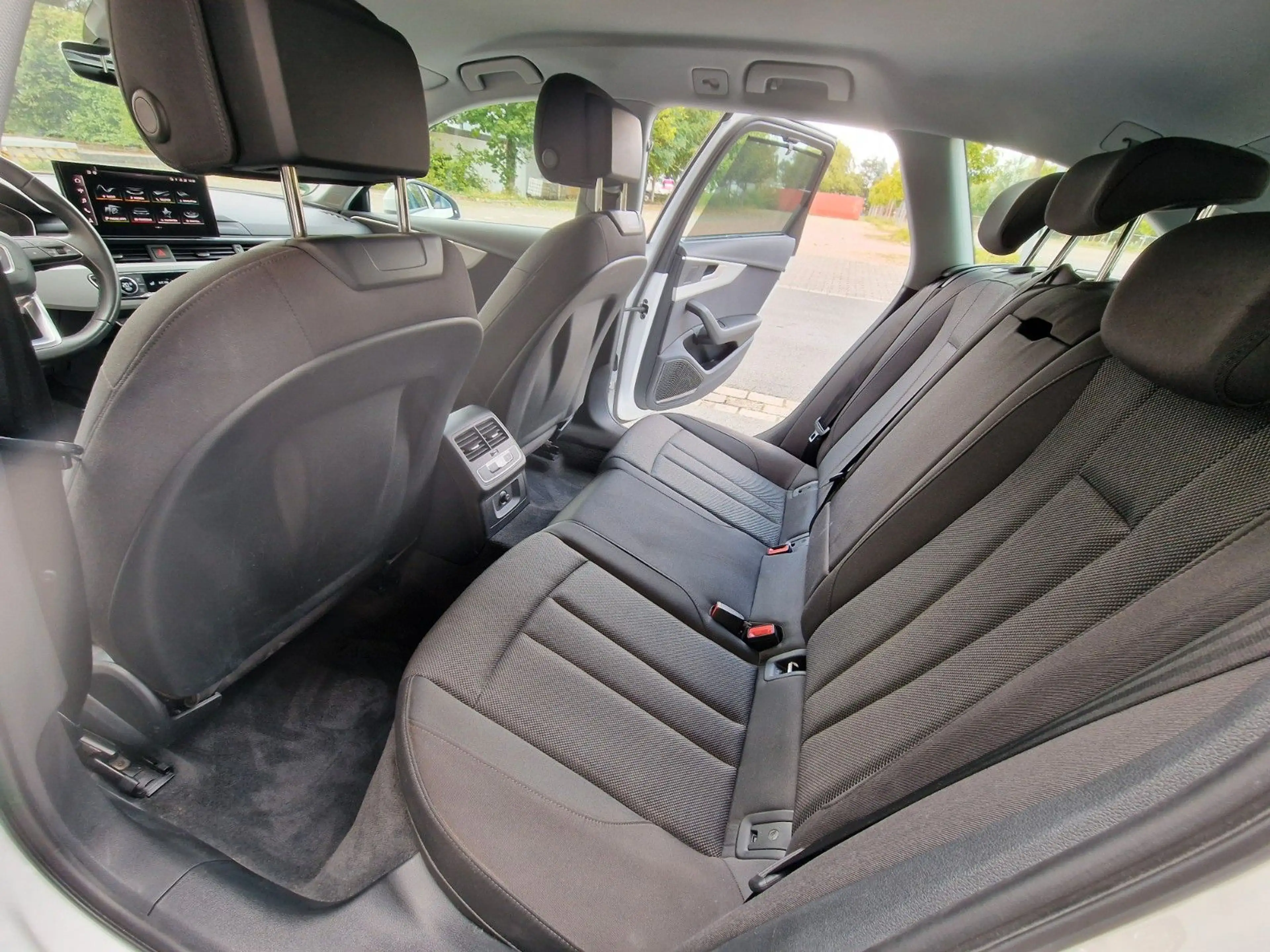 Audi A4 35 TDI S tronic Sportpaket/1HAND/HUD/VIRTUAL+ — photo 14
