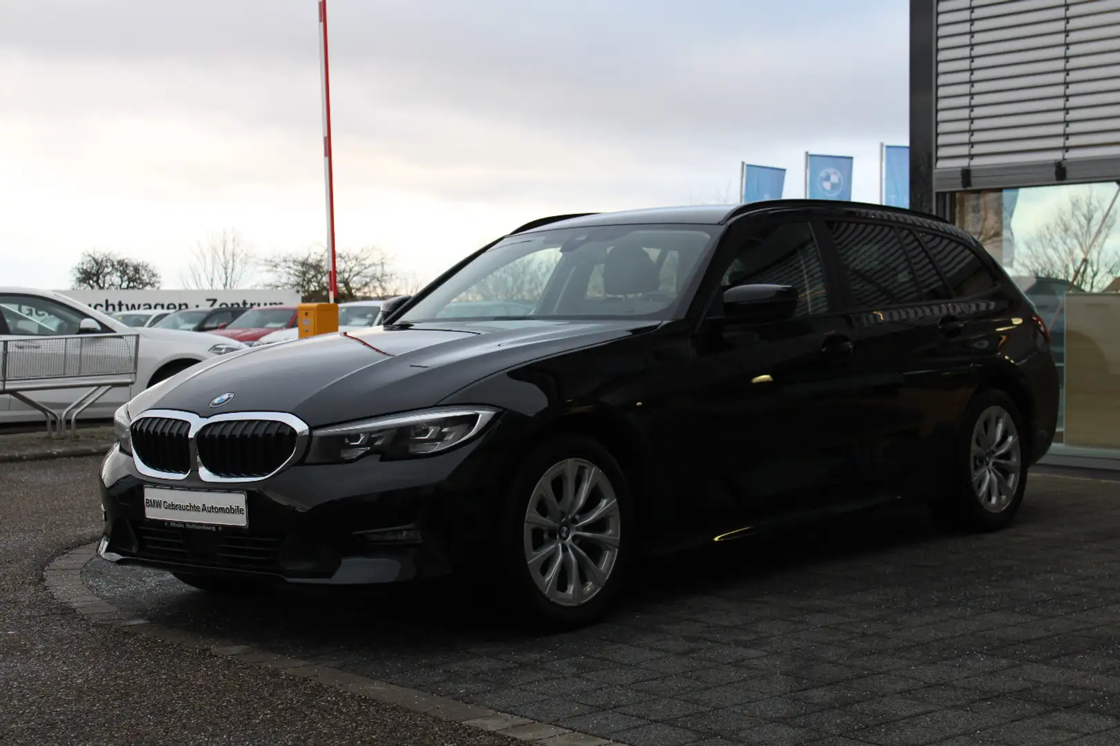 BMW 320 d xDrive Tour Navi LED HeadUp ACC AHK Live SH Schwarz - 1