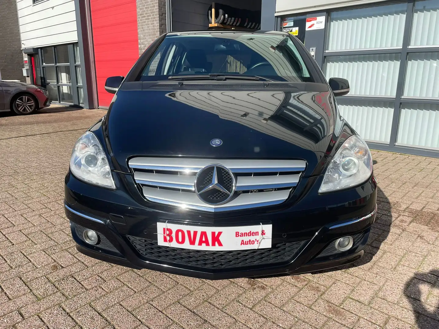 Mercedes-Benz B 180 BlueEFFICIENCY Schwarz - 2