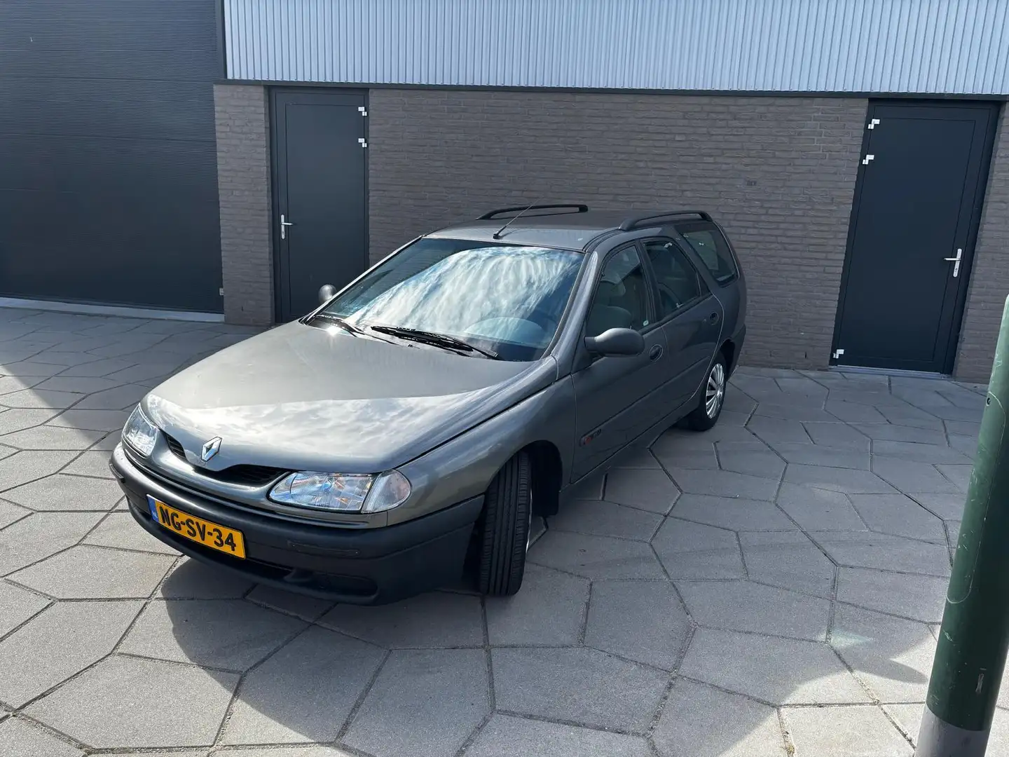 Renault Laguna Break 1.8 RN|mooie Stationwagon|Dakrails|Trekhaak Grijs - 1