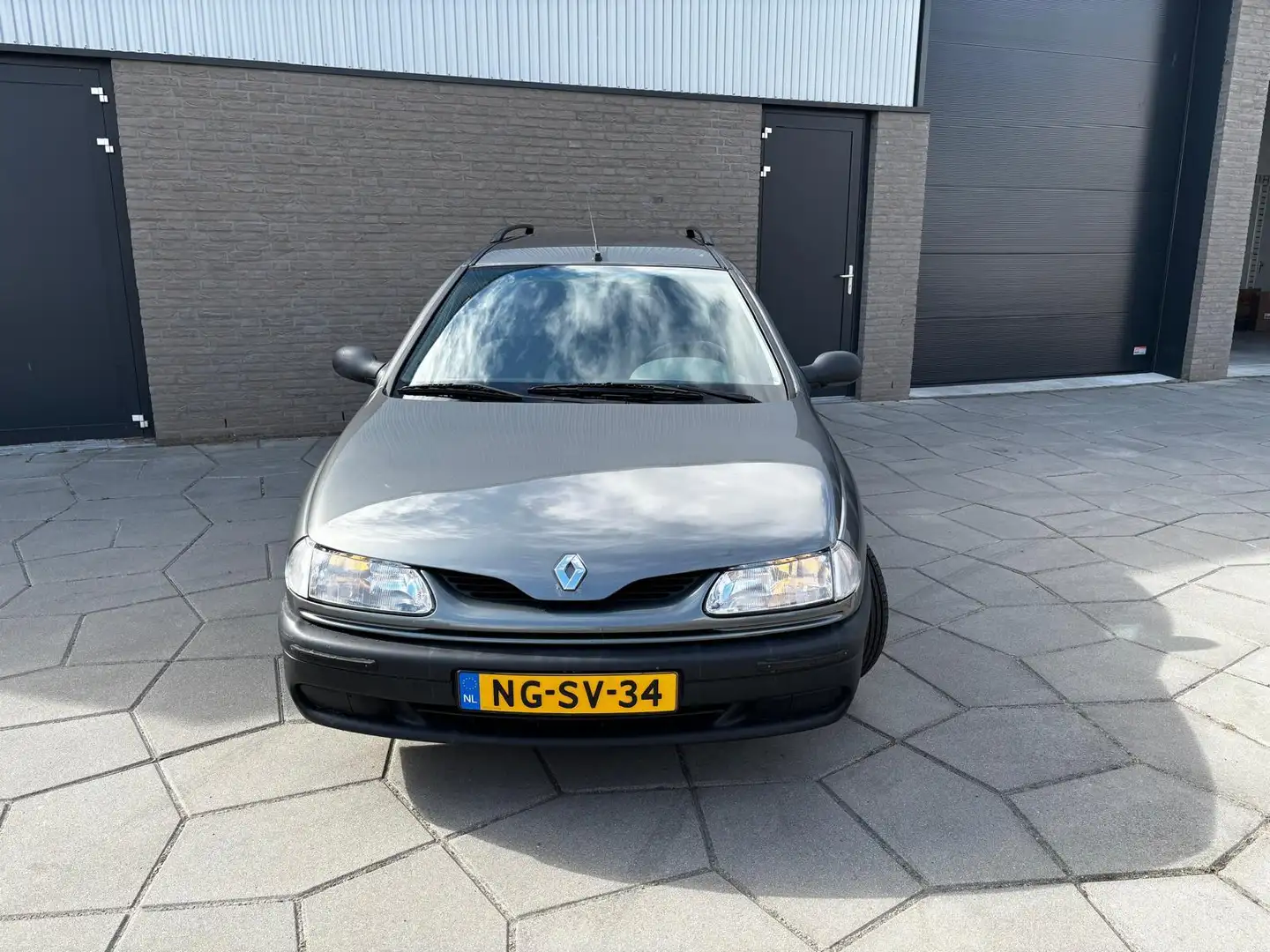 Renault Laguna Break 1.8 RN|mooie Stationwagon|Dakrails|Trekhaak Grijs - 2