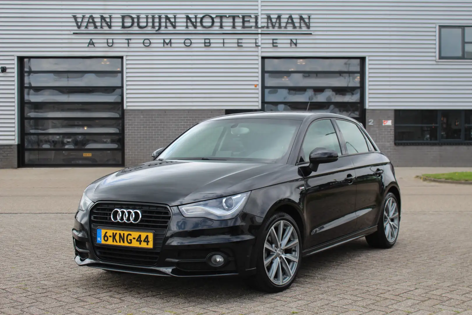 Audi A1 Sportback 1.2 TFSI Admired / S-Line / Leer / Led / Schwarz - 1