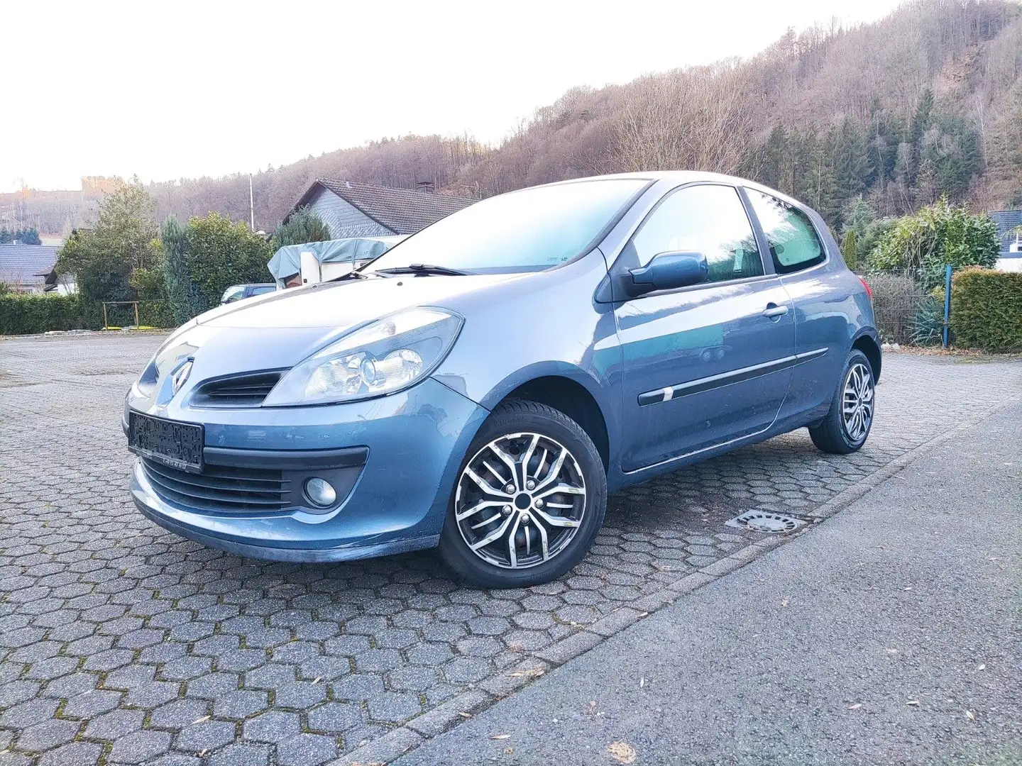 Renault Clio Kleinwagen in Grau gebraucht in Engelskirchen für € 2.690