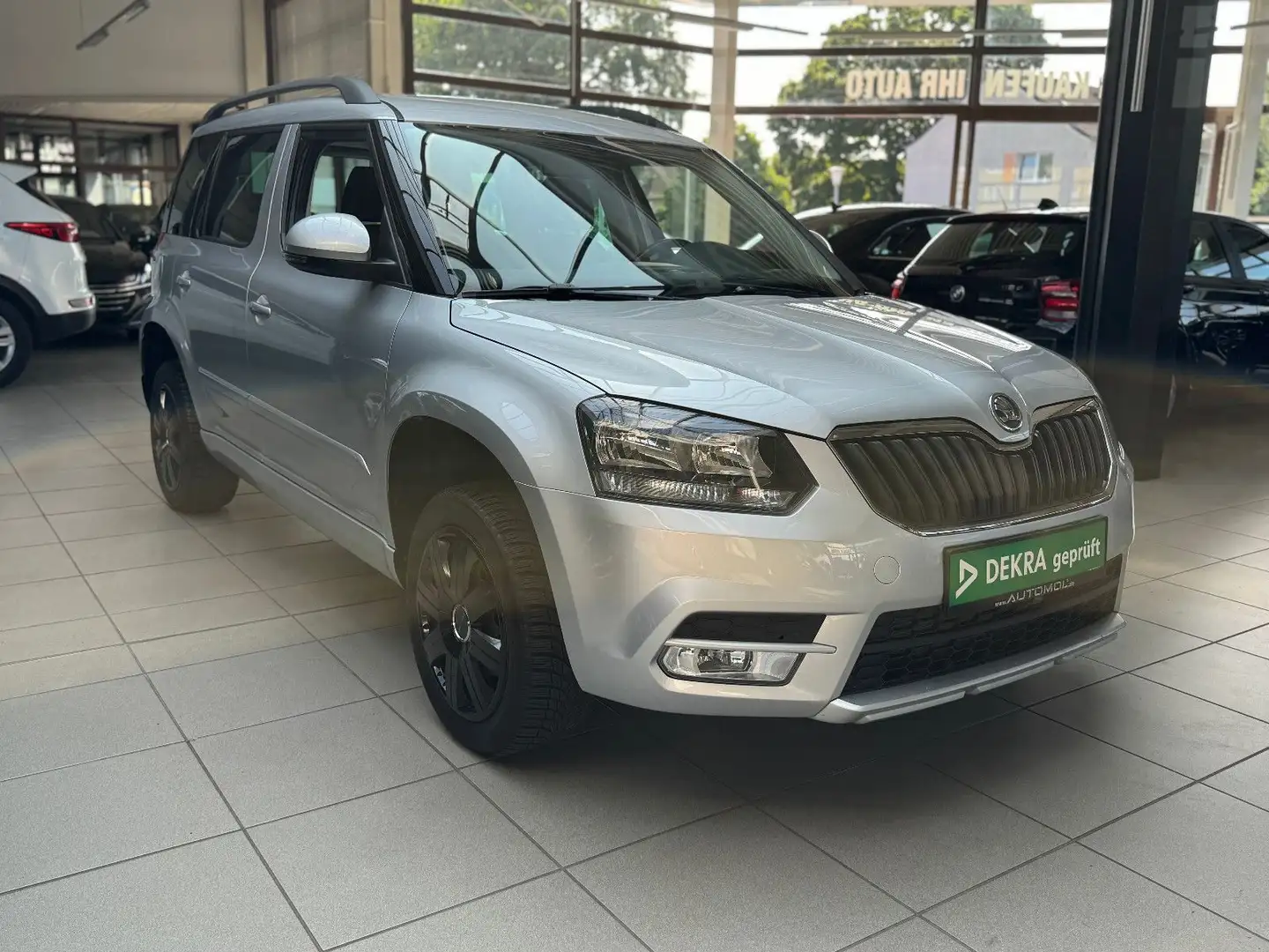 Skoda Yeti 2.0TDI Ambition *PDC*SHZ*Tempomat* Серебристый - 2