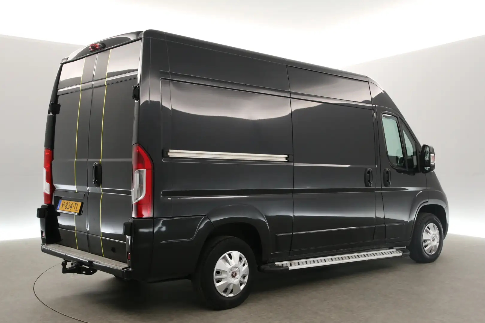 Fiat Ducato 30 2.3 MultiJet L2H2 Automaat Airco Camera Cruise Zwart - 2