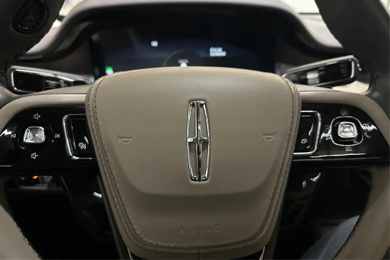 Lincoln Aviator снимка Lincoln Aviator