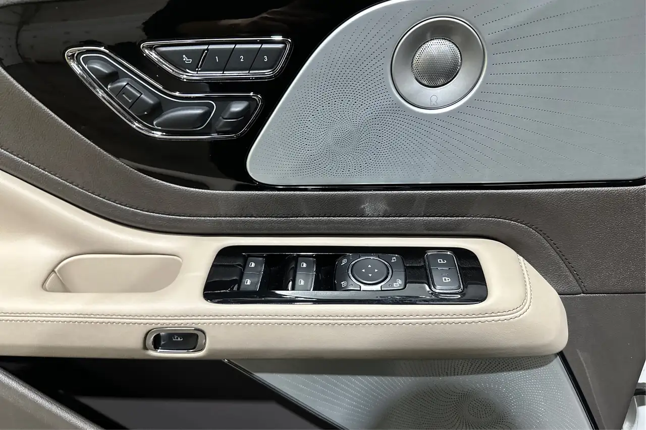 Lincoln Aviator снимка Lincoln Aviator